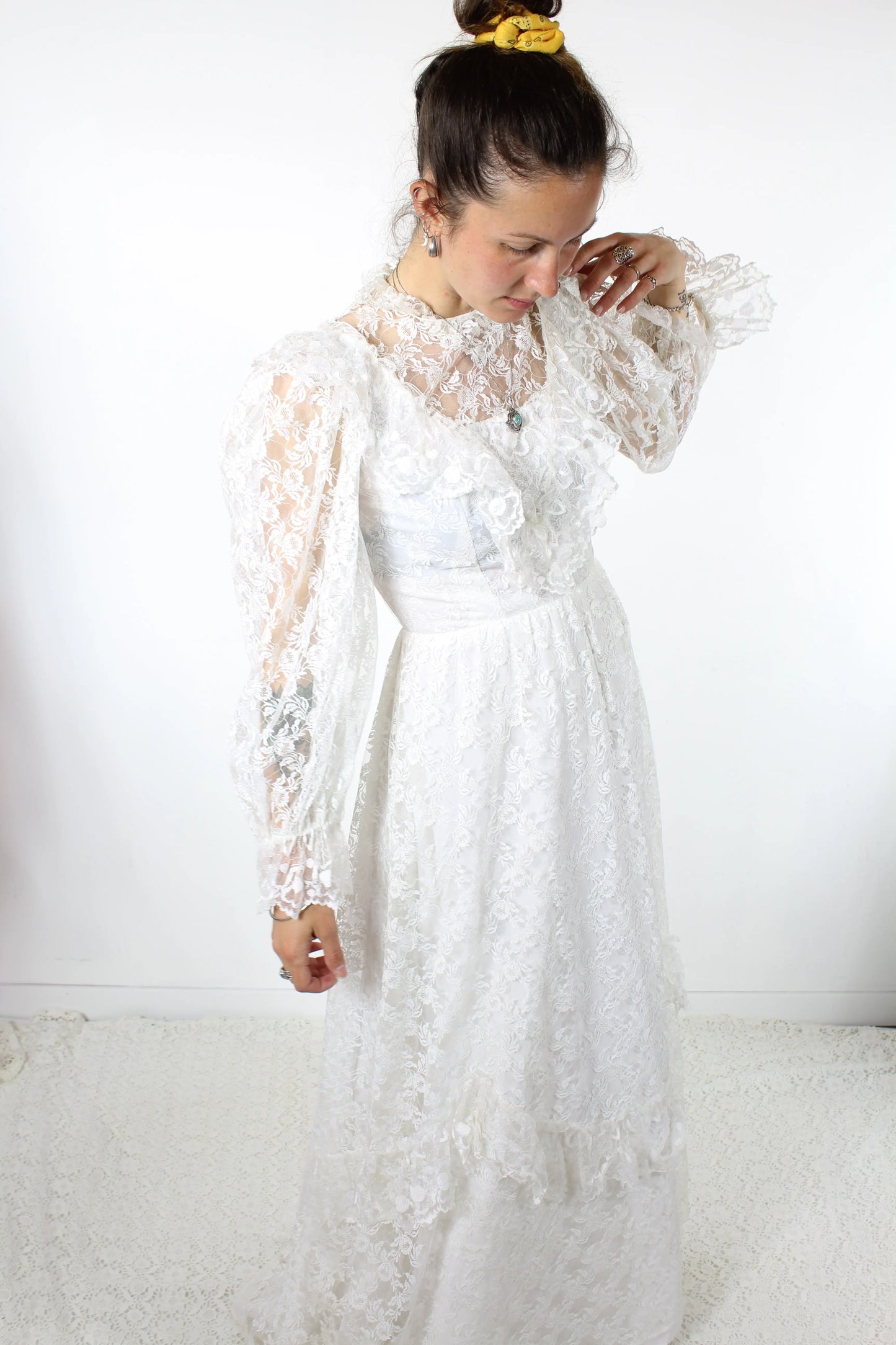 Robe de mariée vintage dentelle blanche manches bouffantes France la friperie vintage 25