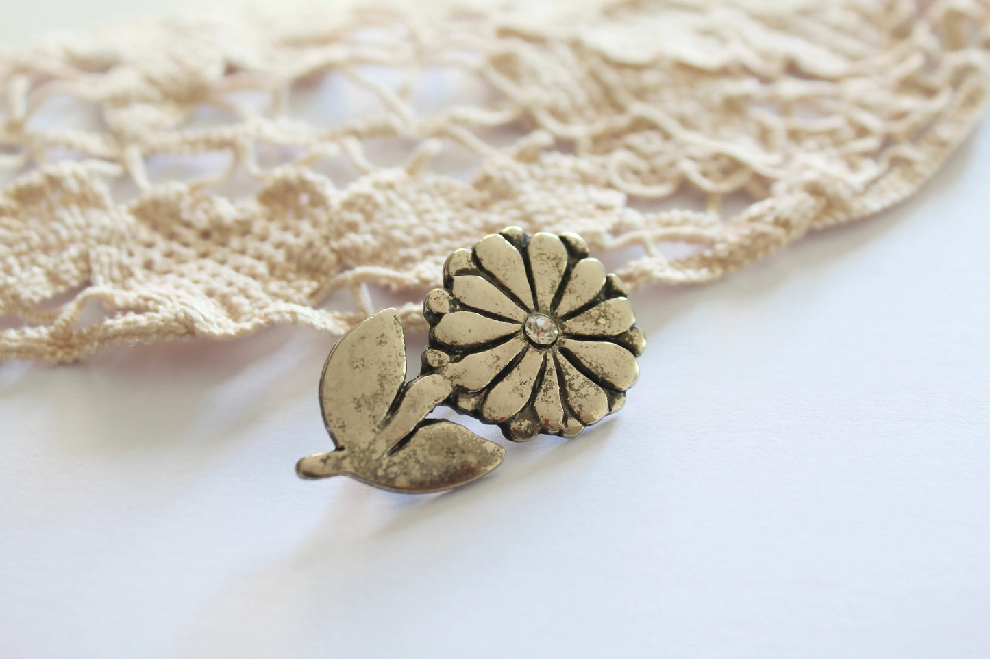 Broche fleur argenté Kookai Paris la friperie vintage 25