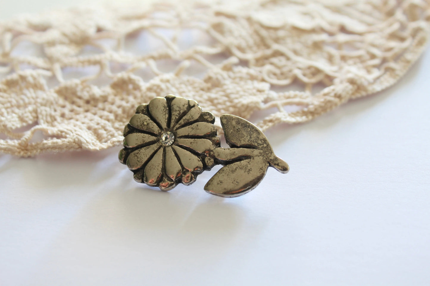 Broche fleur argenté Kookai Paris la friperie vintage 25