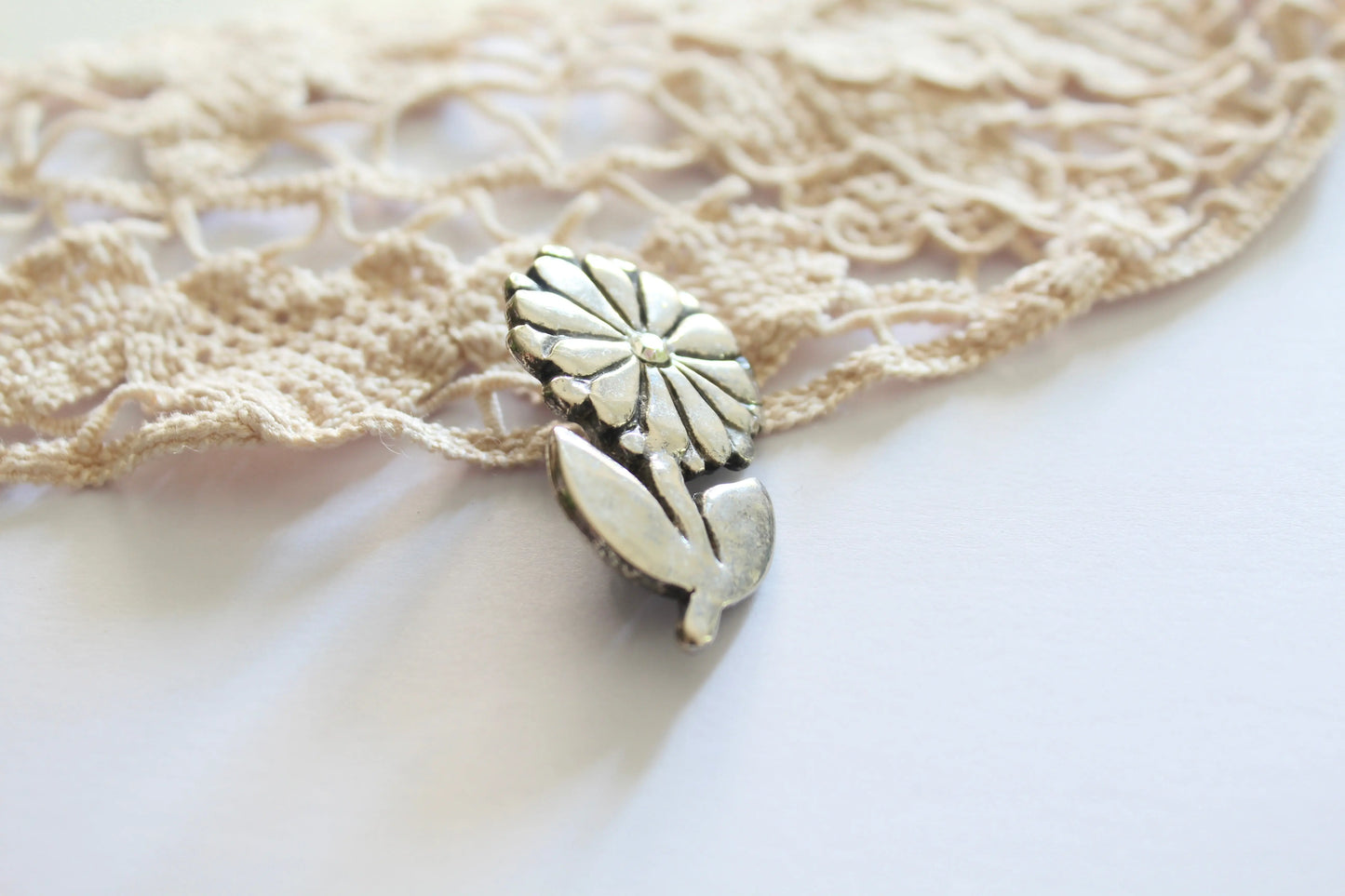 Broche fleur argenté Kookai Paris la friperie vintage 25