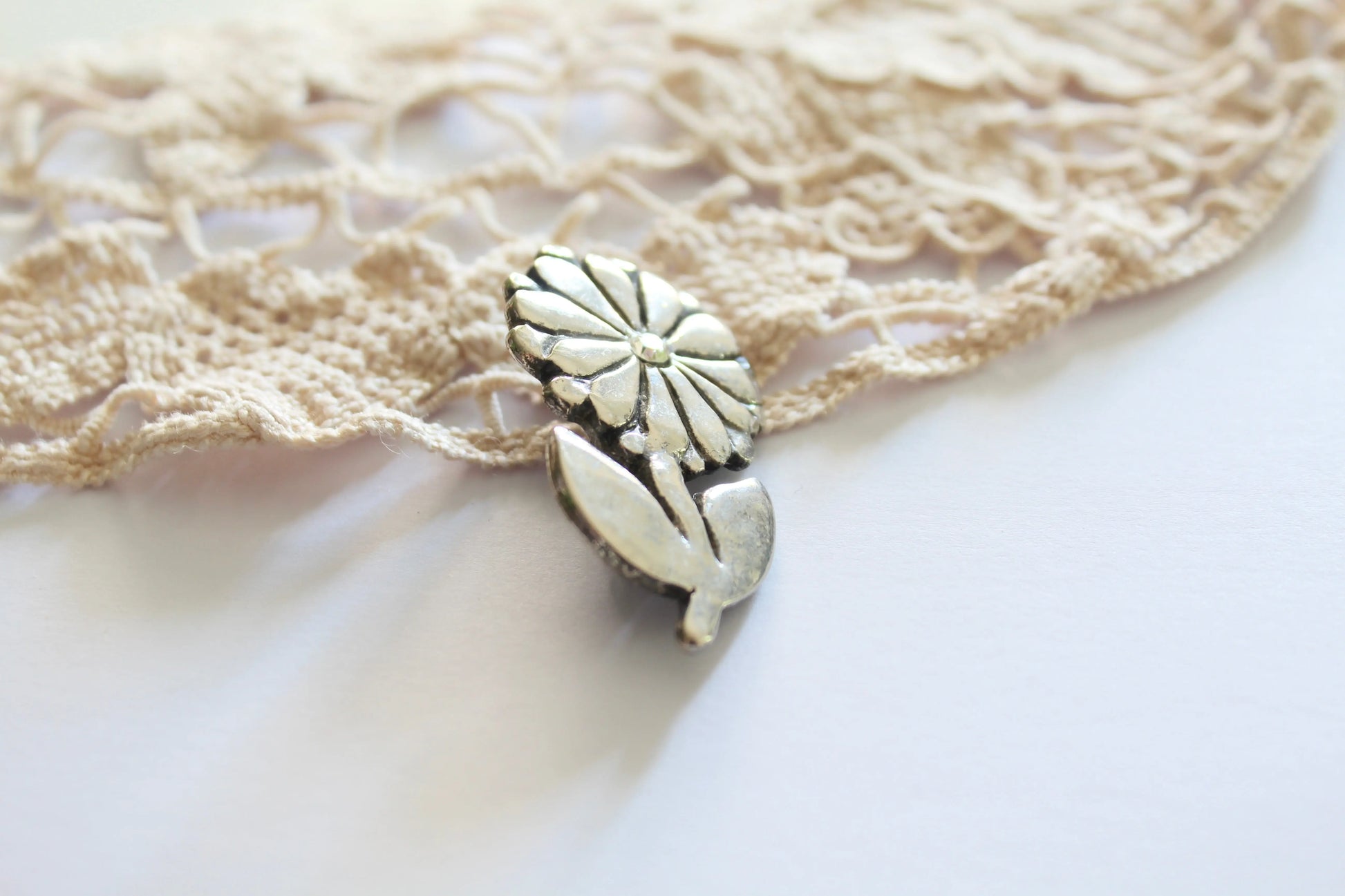 Broche fleur argenté Kookai Paris la friperie vintage 25