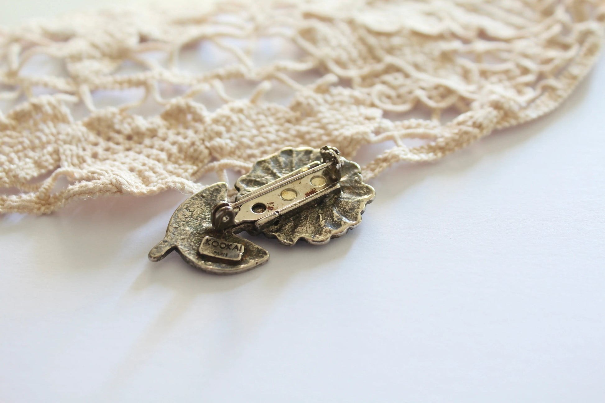 Broche fleur argenté Kookai Paris la friperie vintage 25