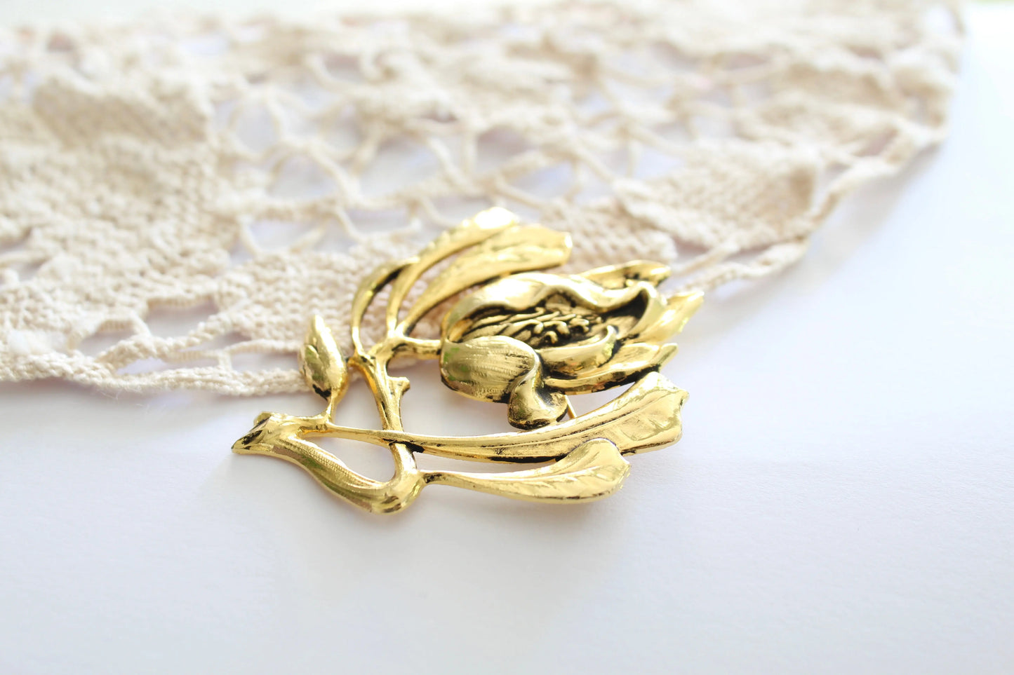 Broche vintage fleur stylisée métal doré la friperie vintage 25
