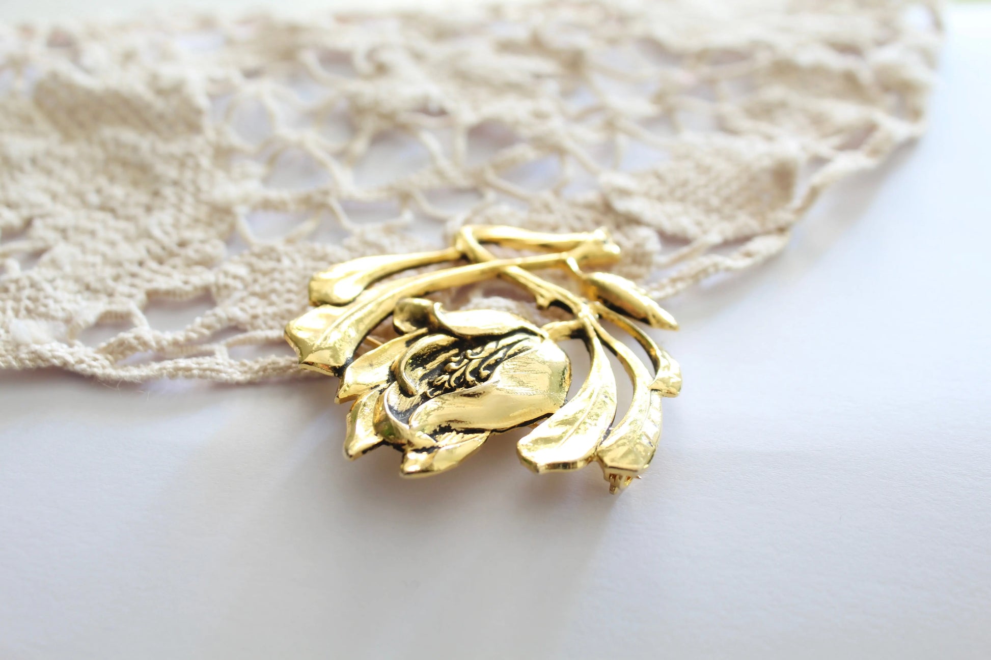 Broche vintage fleur stylisée métal doré la friperie vintage 25