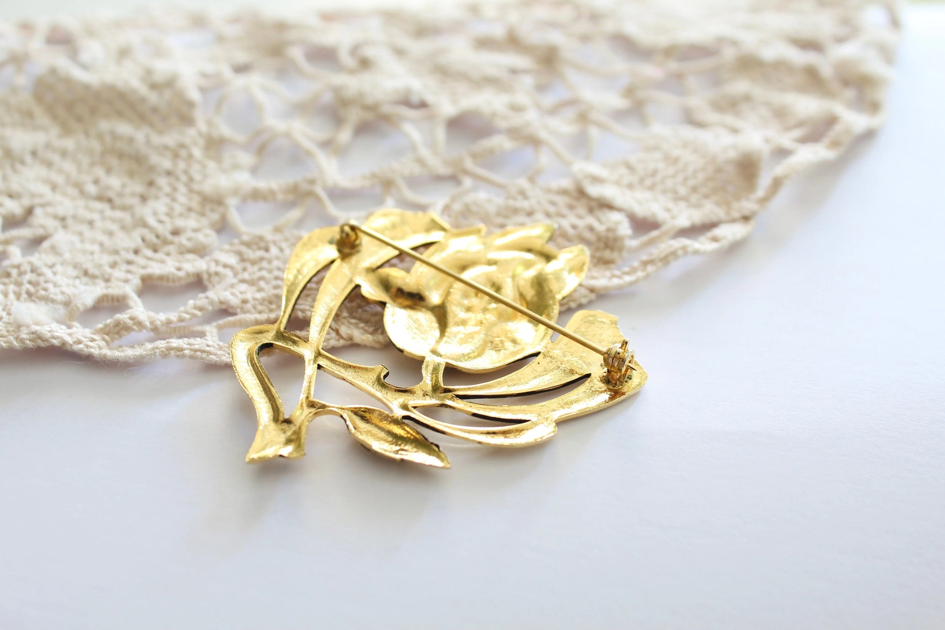 Broche vintage fleur stylisée métal doré la friperie vintage 25