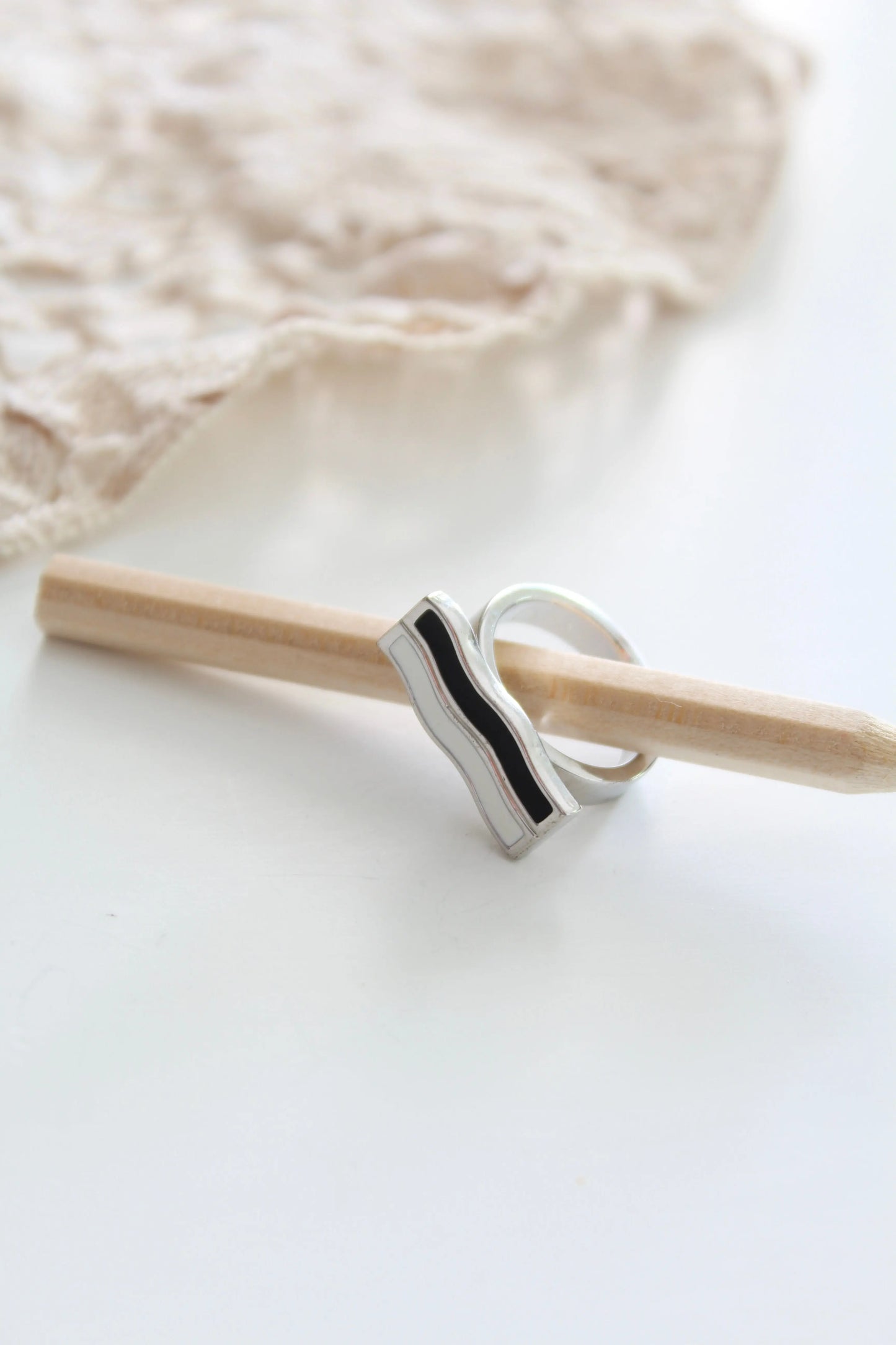 Bague acier argenté vagues noire et blanches la friperie vintage 25