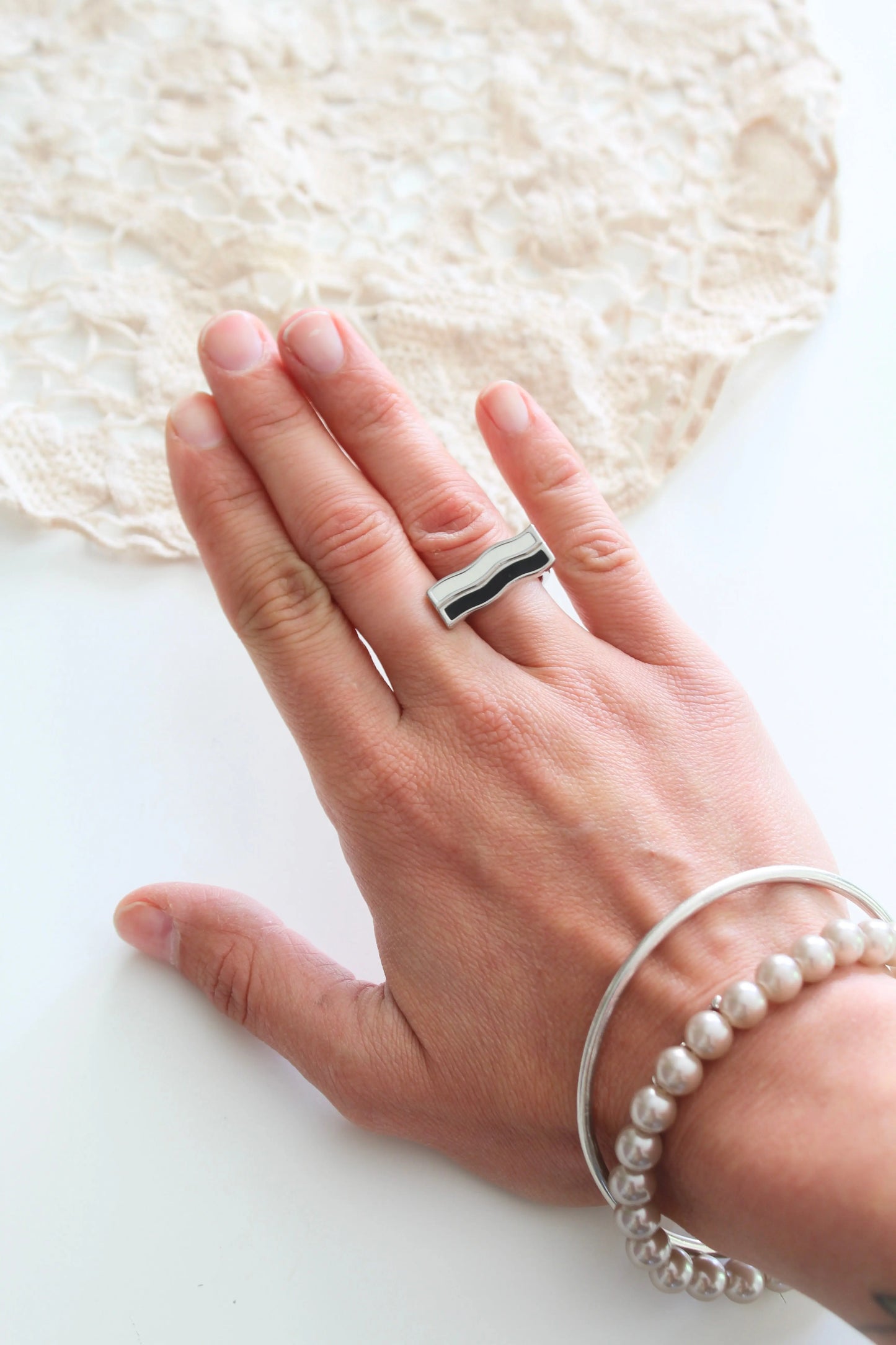 Bague acier argenté vagues noire et blanches la friperie vintage 25