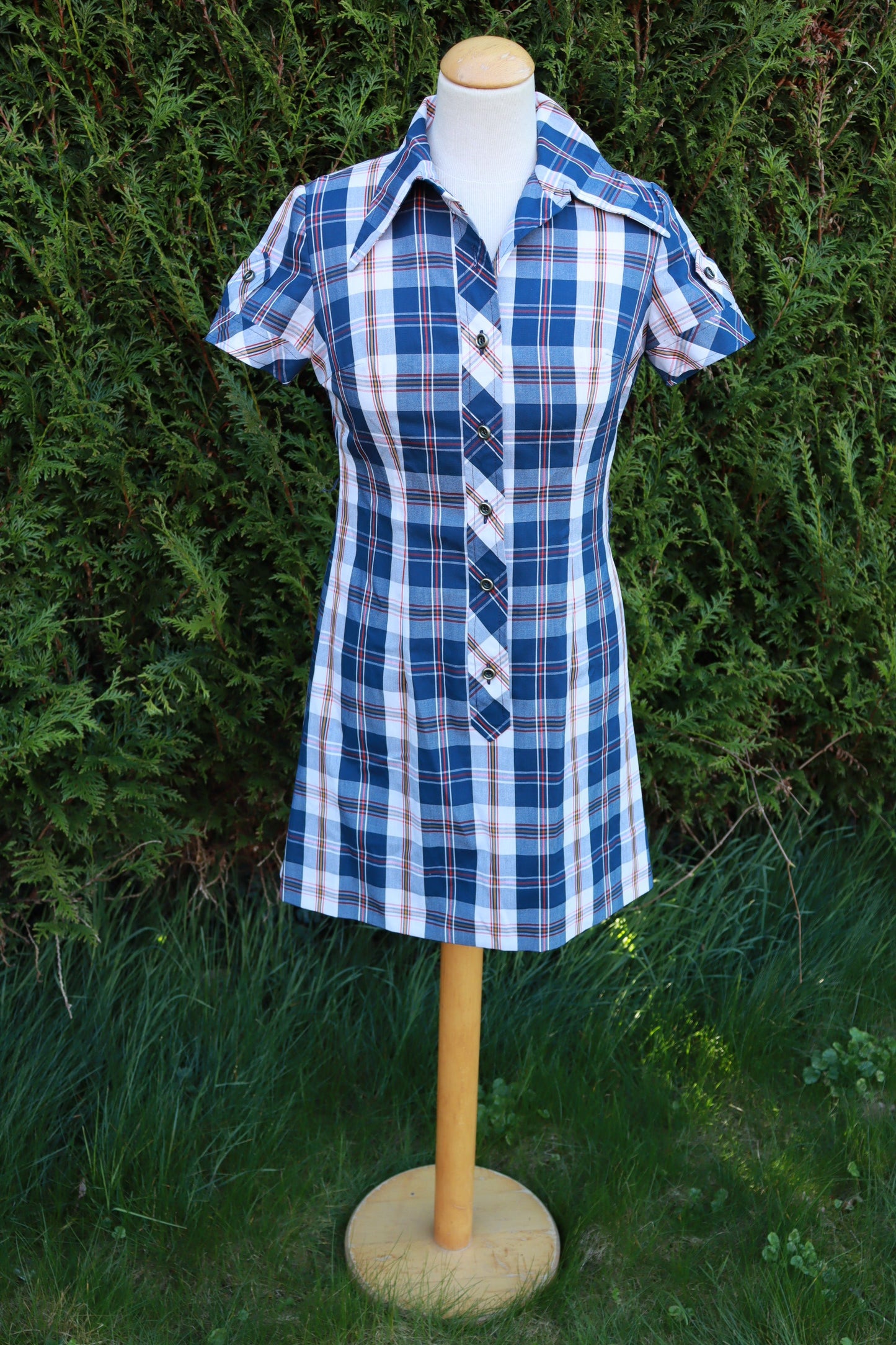 Robe chemise vintage à carreaux bleu marine blanc manches courtes la friperie vintage 25
