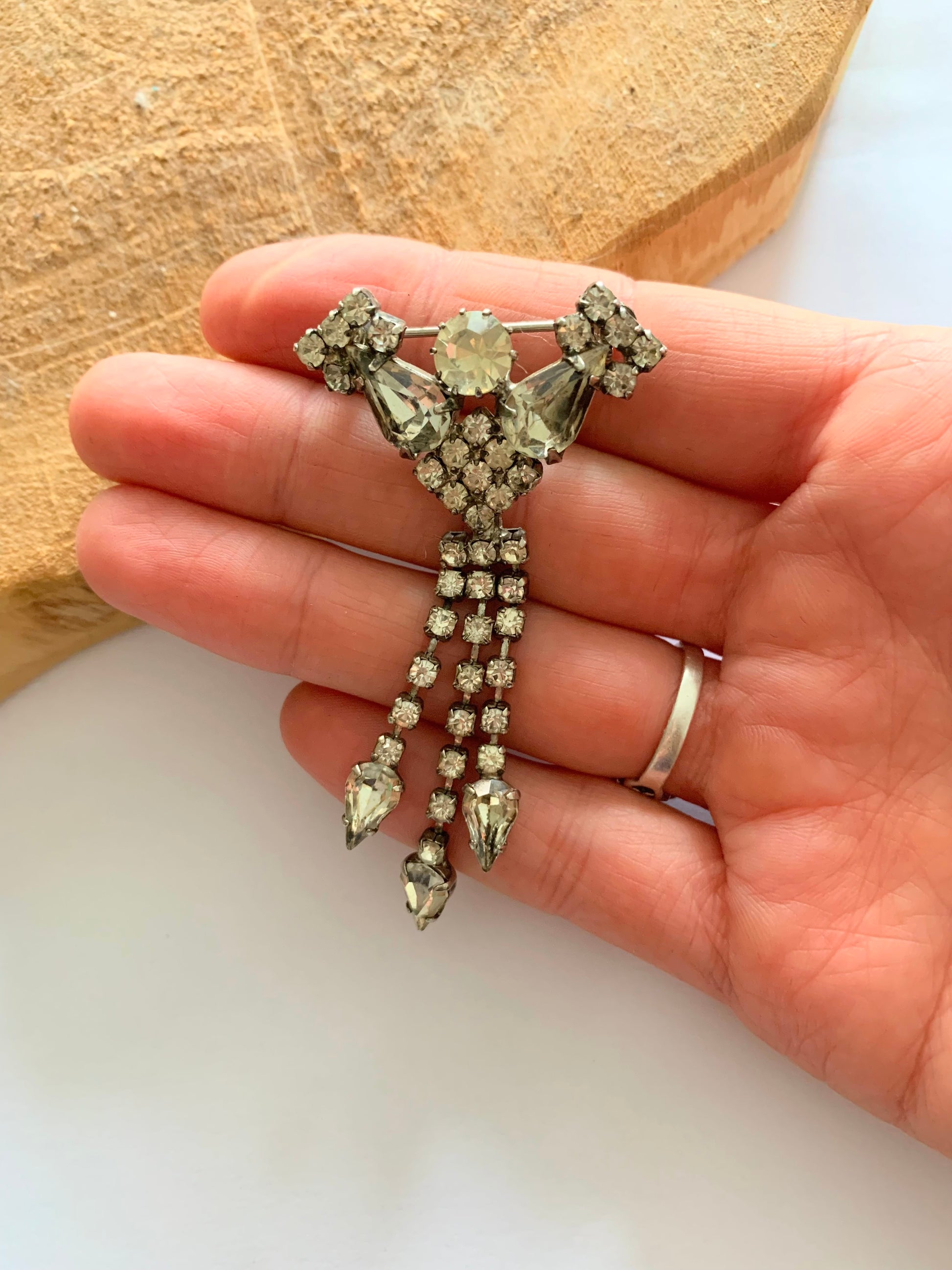 Broche vintage pendante à strass blancs style Gatsby la friperie vintage 25