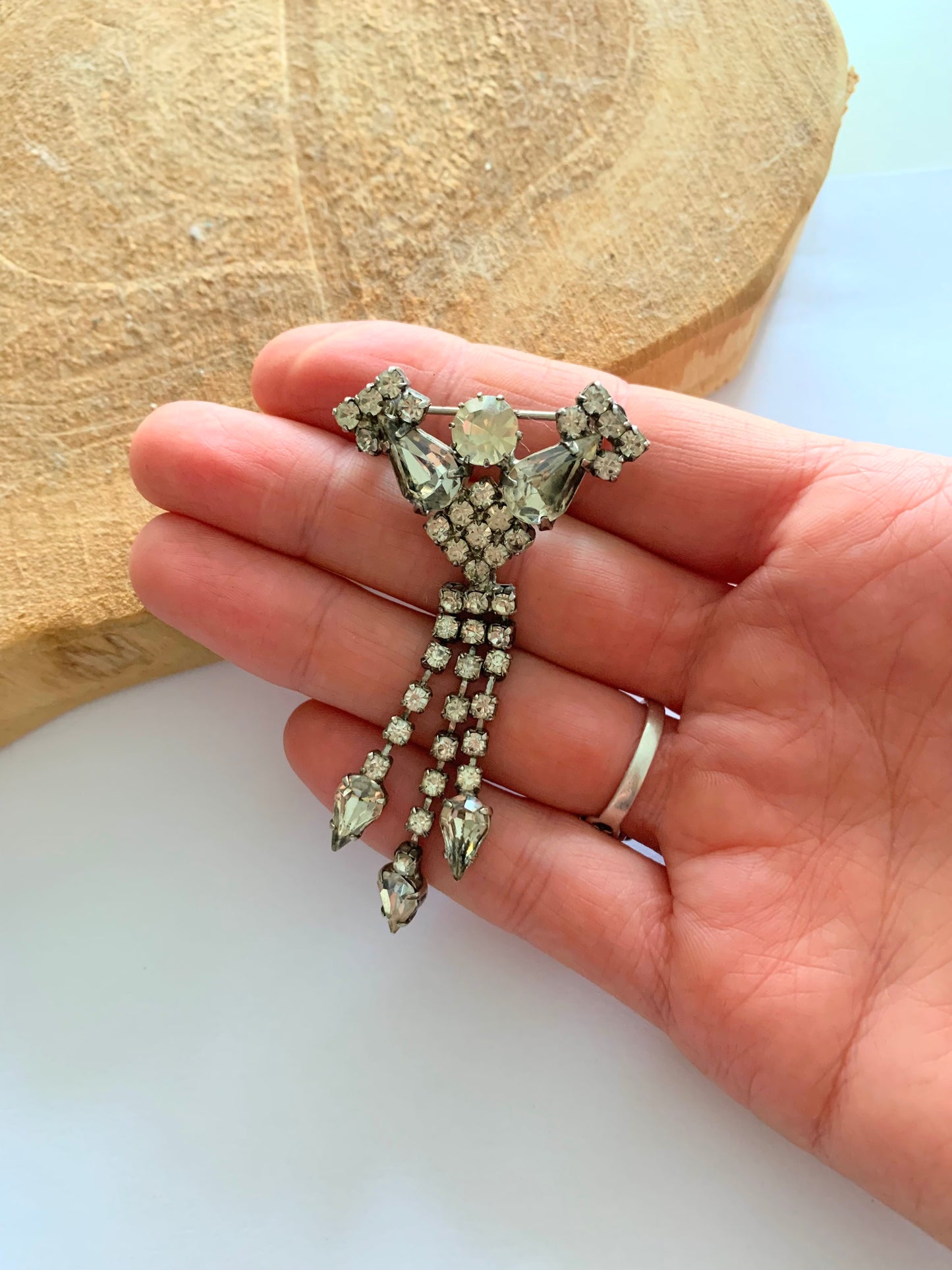 Broche vintage pendante à strass blancs style Gatsby la friperie vintage 25