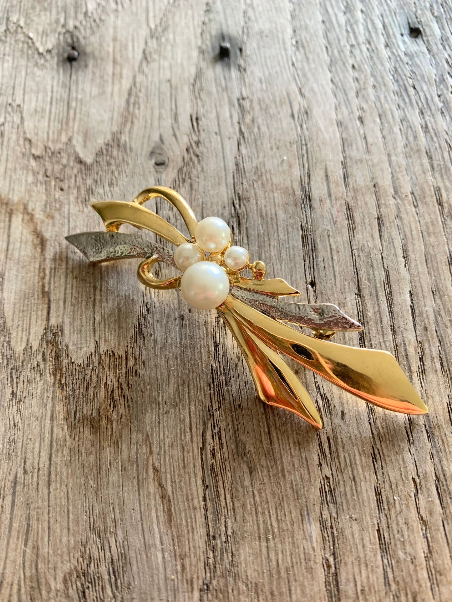 Broche vintage métal doré et perles nacrées