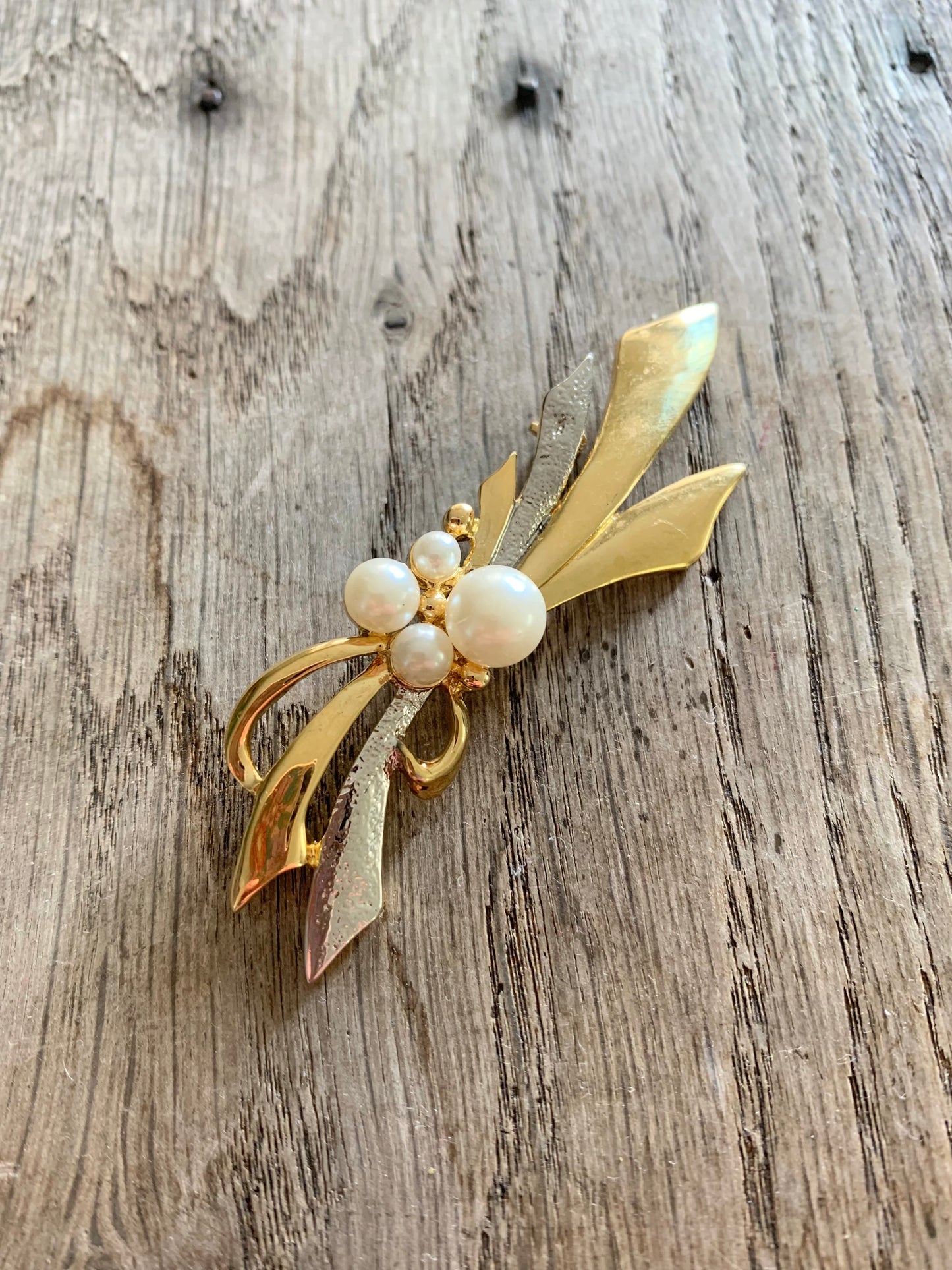 Broche vintage métal doré et perles nacrées