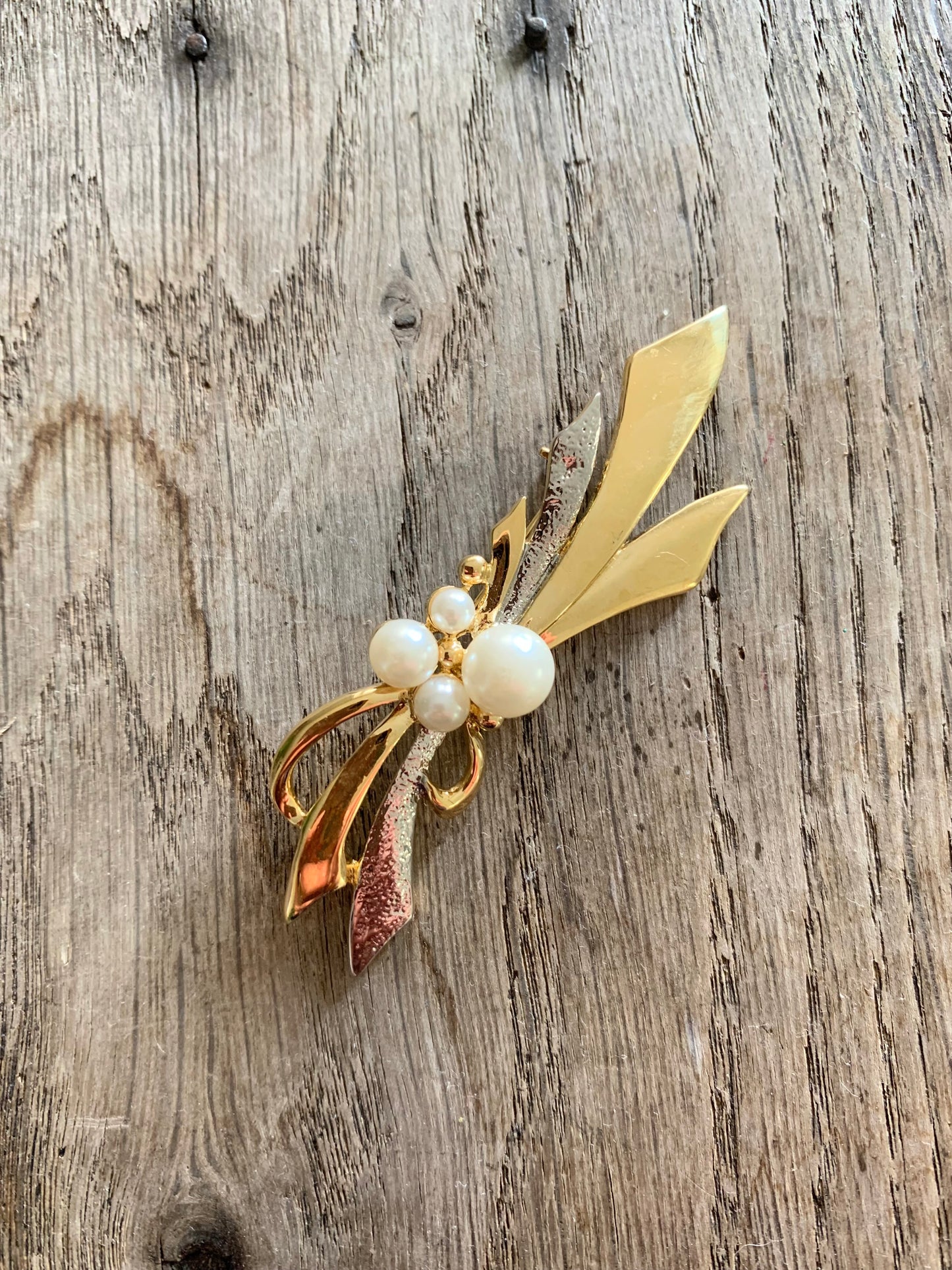Broche vintage métal doré et perles nacrées