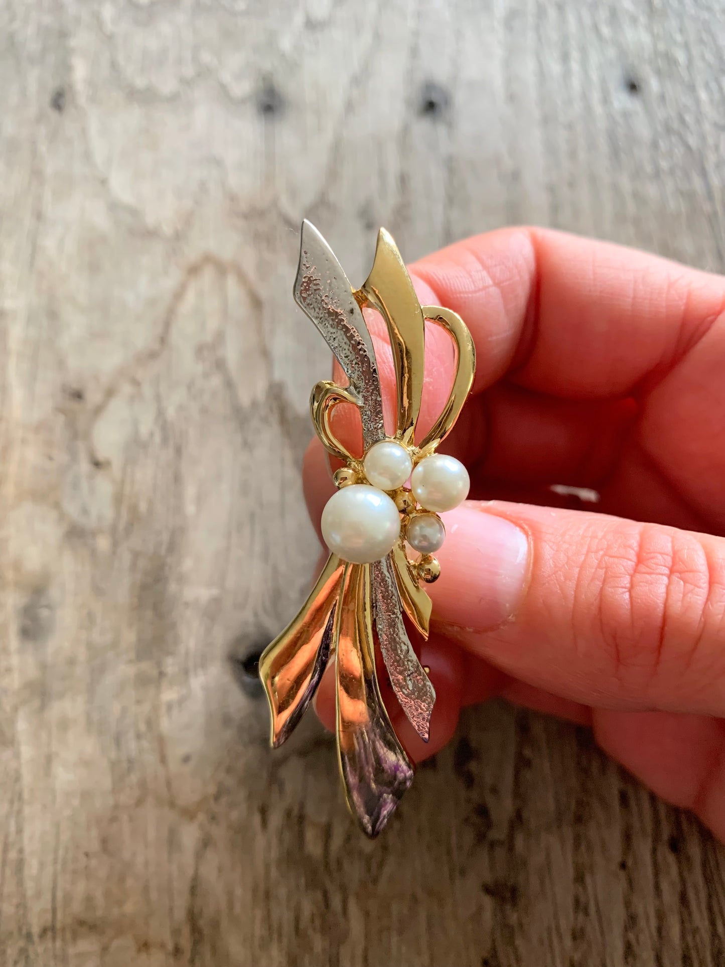 Broche vintage métal doré et perles nacrées