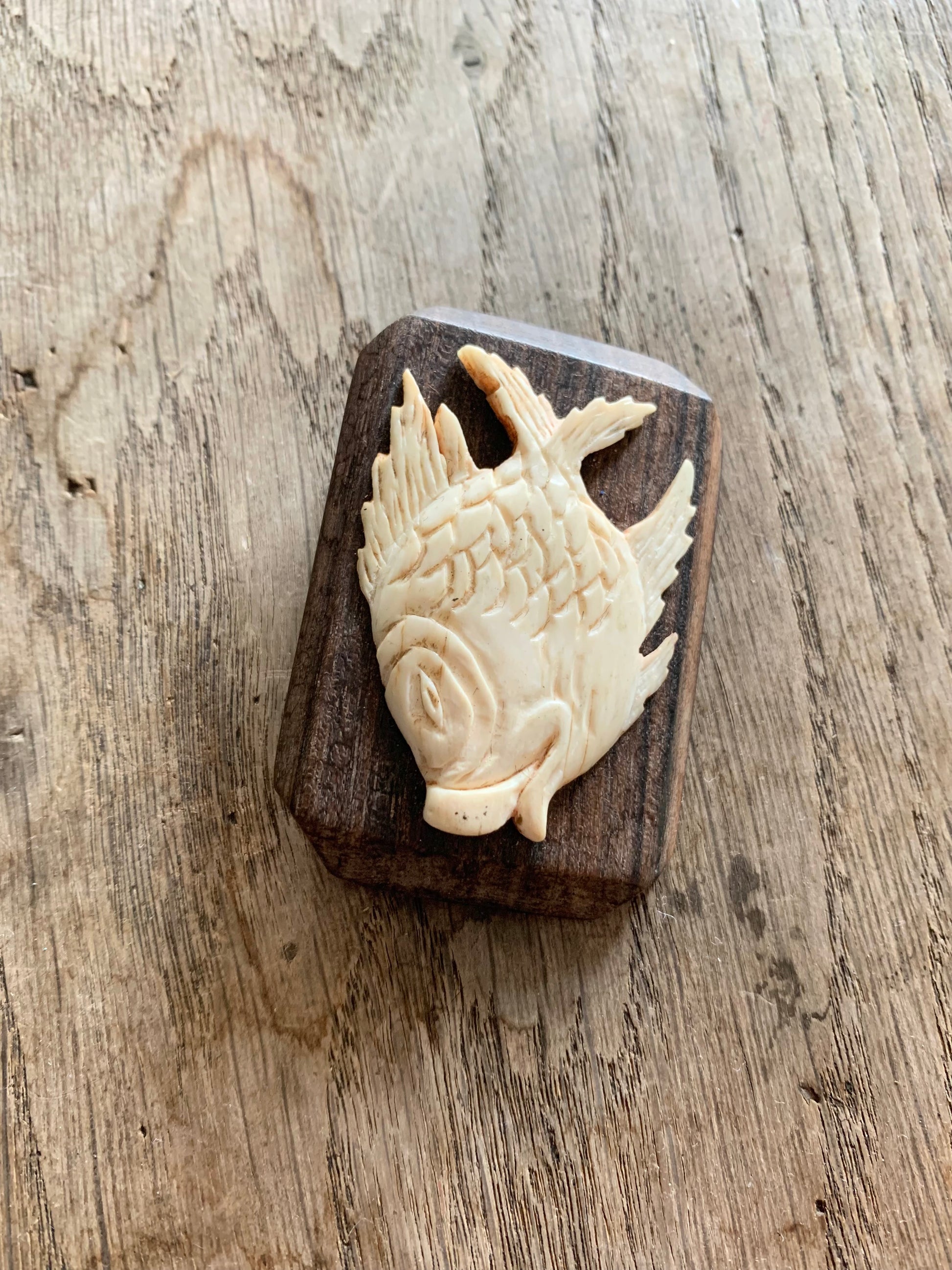 Broche ancienne bois et corne poisson blanc la friperie vintage 25