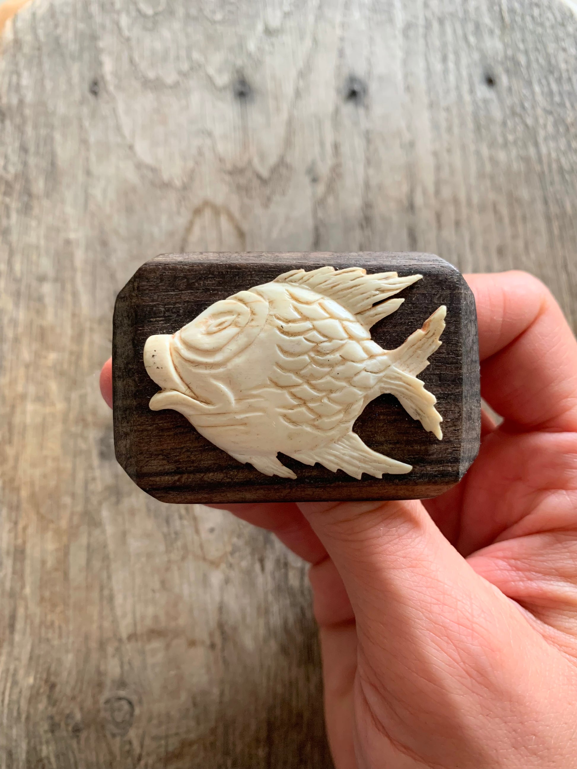 Broche ancienne bois et corne poisson blanc la friperie vintage 25
