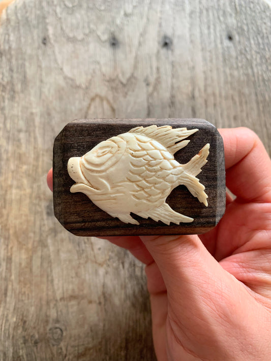 Broche ancienne bois et corne poisson blanc la friperie vintage 25