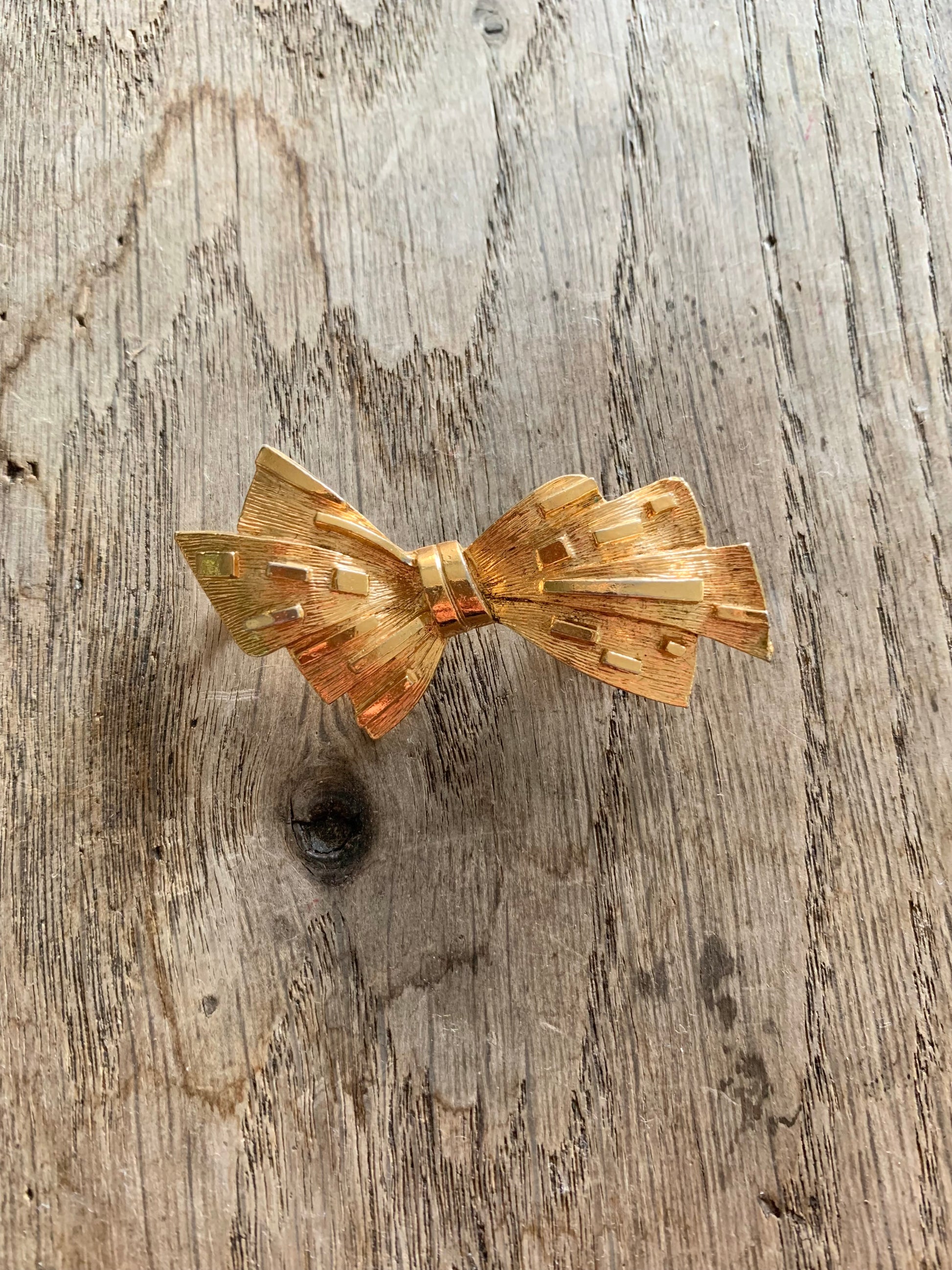 Broche vintage noeud paillon stylisé métal doré la friperie vintage 25
