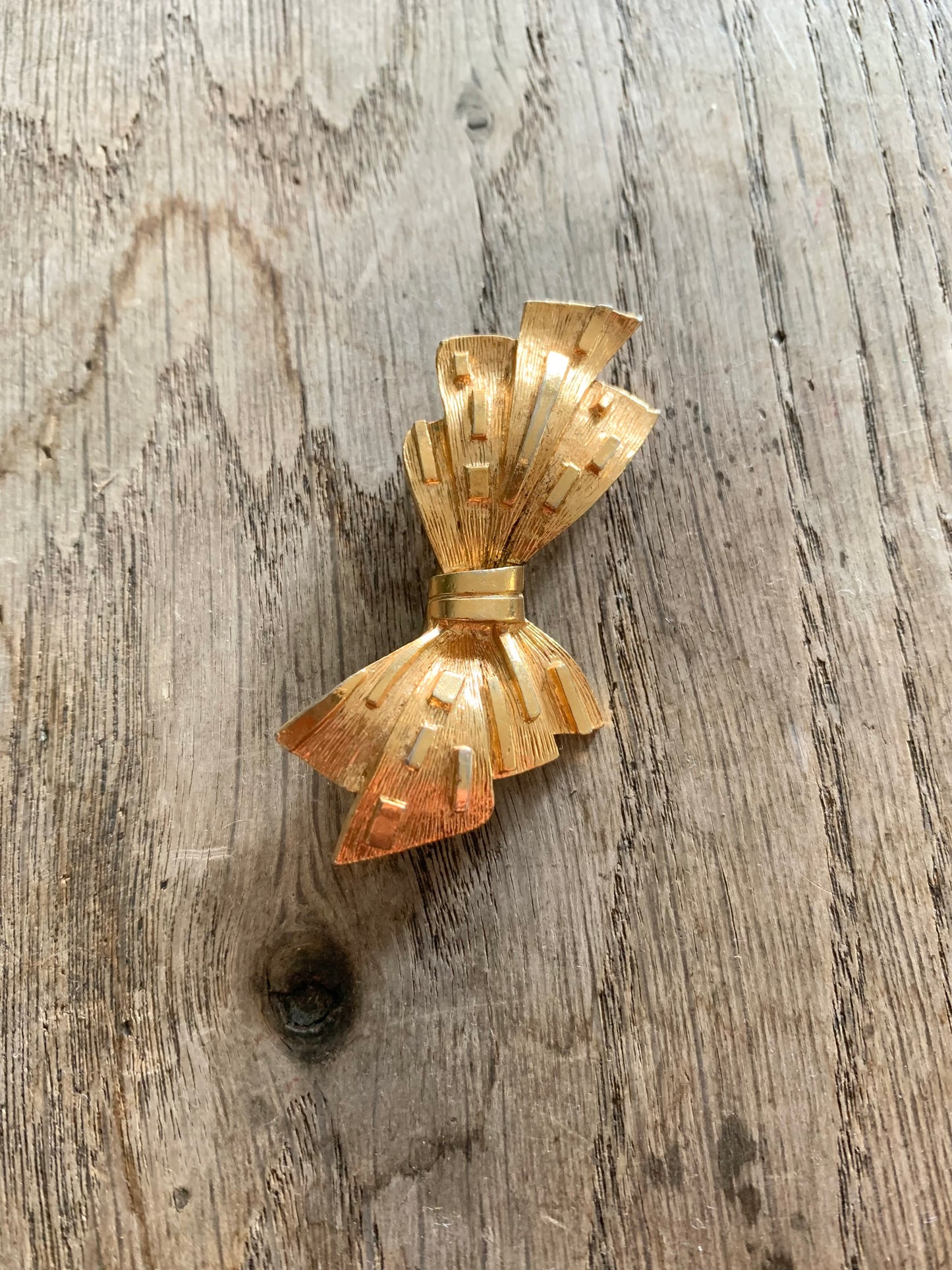 Broche vintage noeud paillon stylisé métal doré la friperie vintage 25