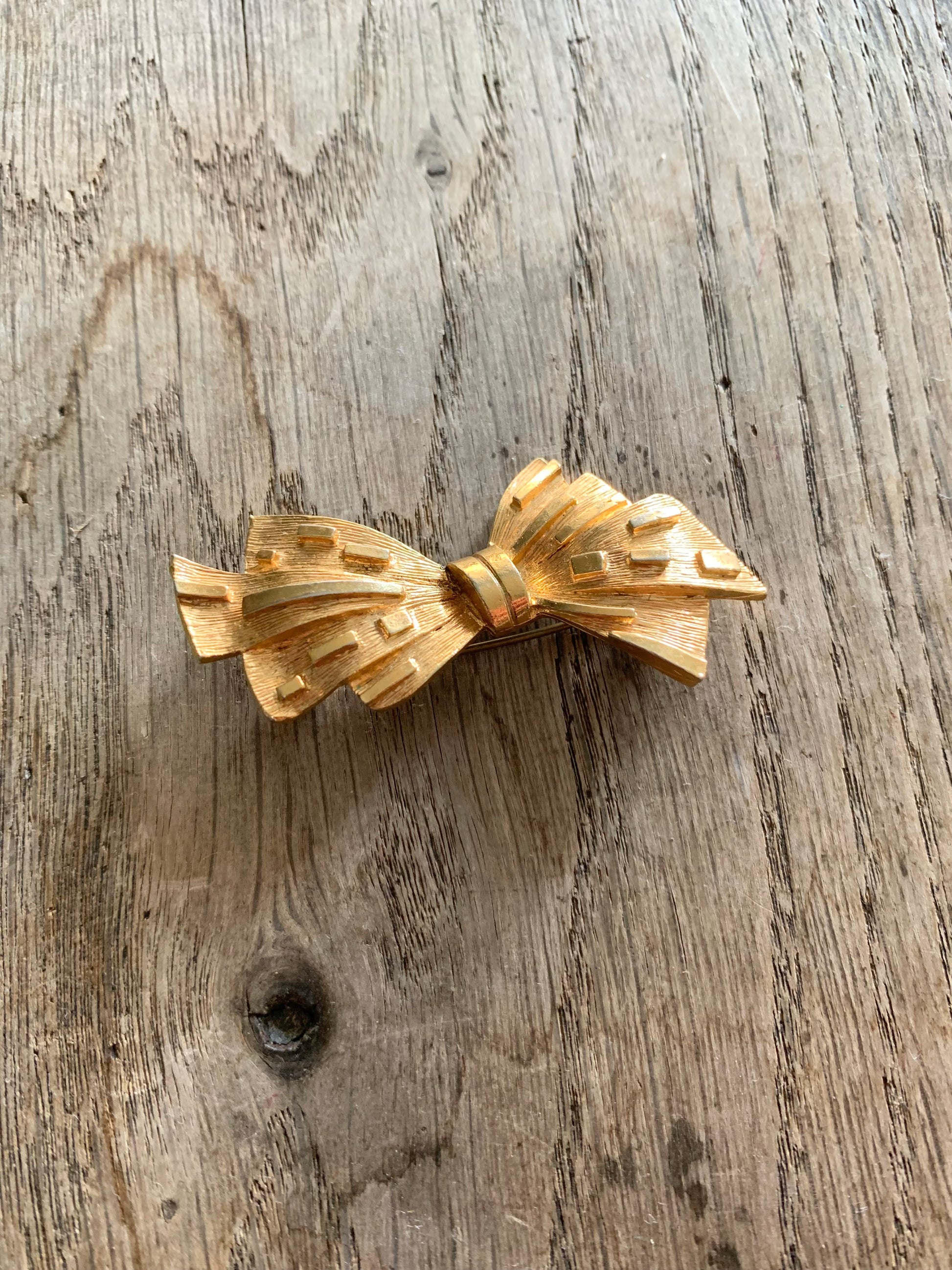 Broche vintage noeud paillon stylisé métal doré la friperie vintage 25