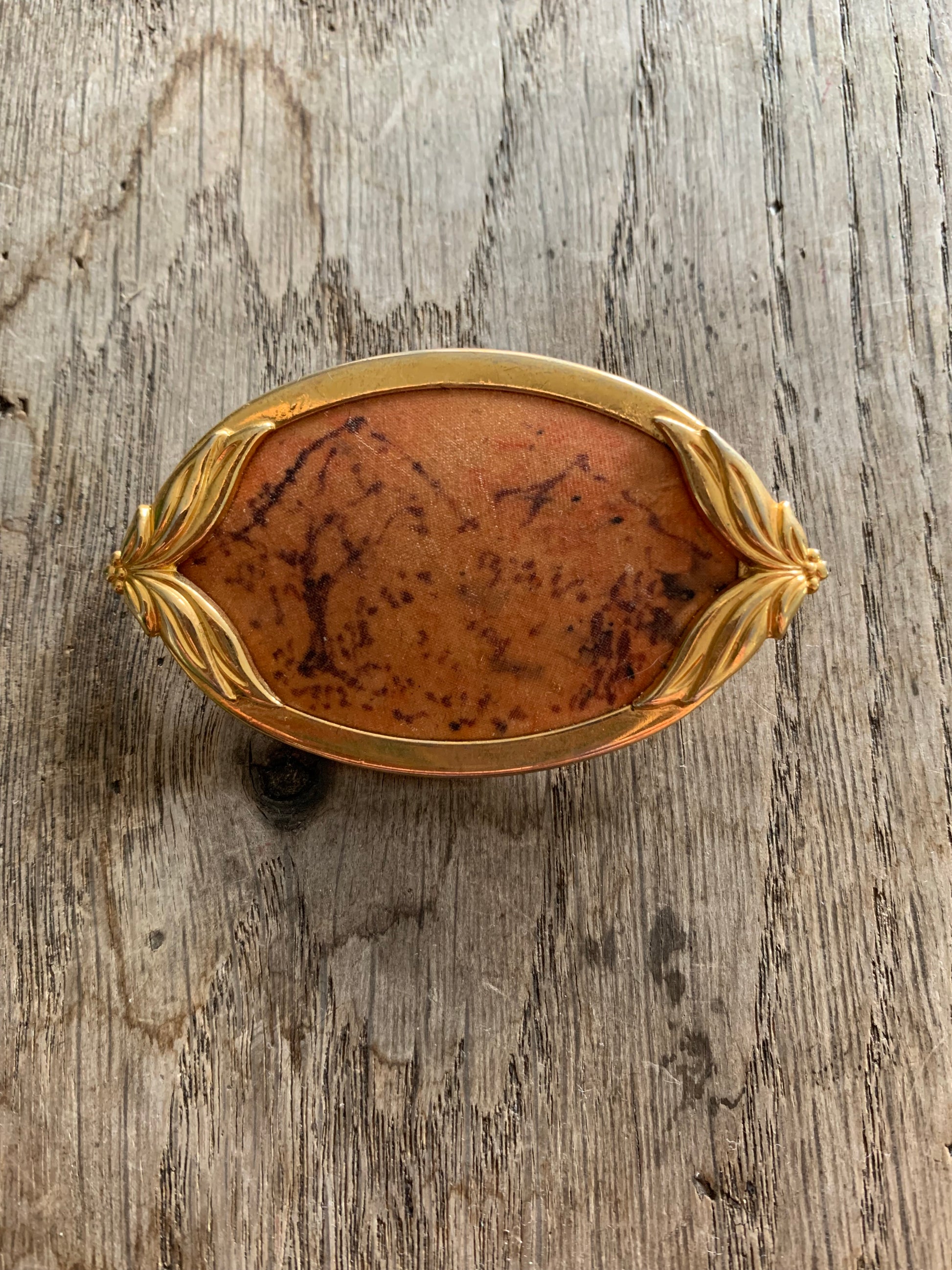 Broche vintage ovale métal doré et toile orangé la friperie vintage 25