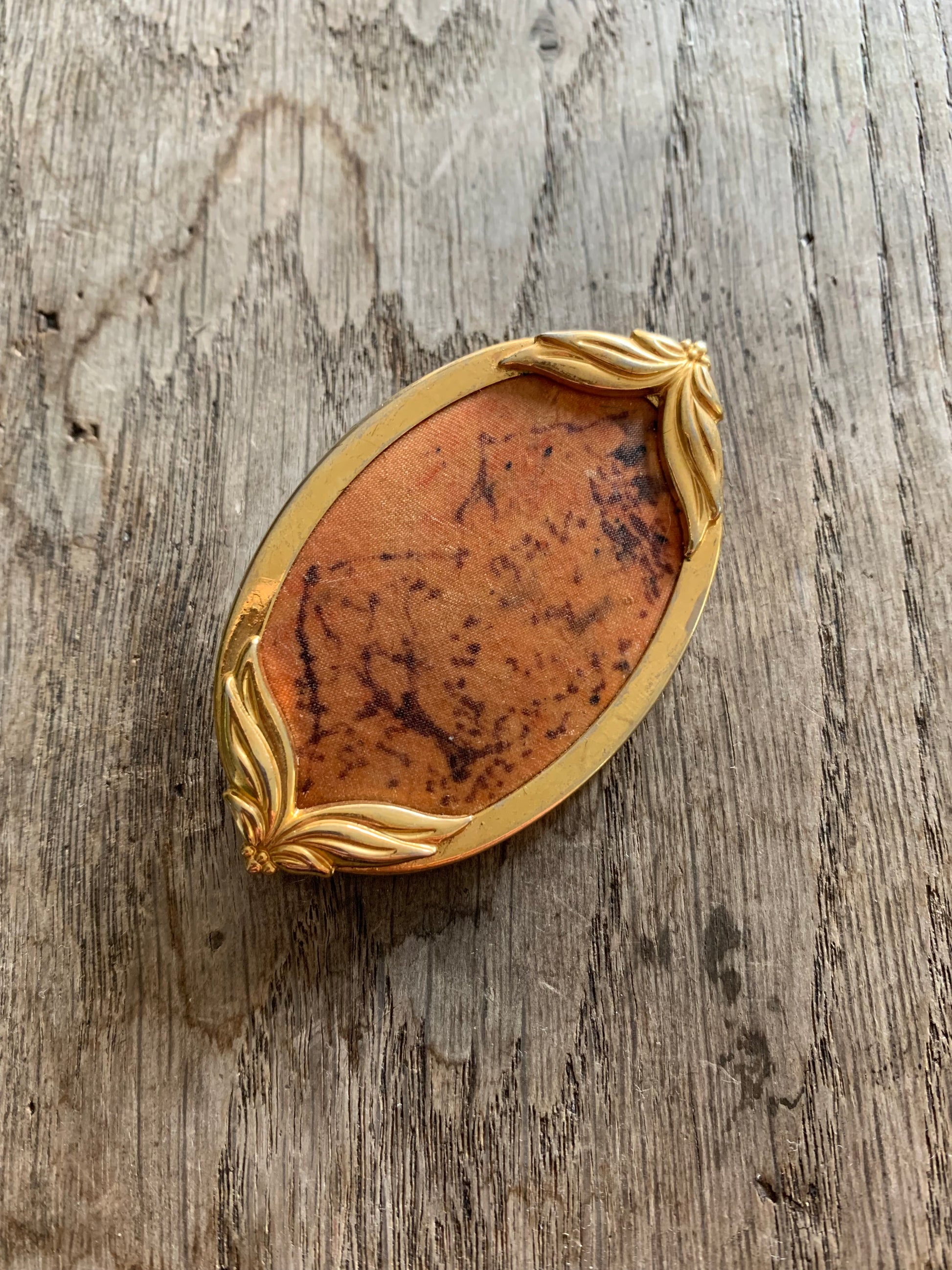 Broche vintage ovale métal doré et toile orangé la friperie vintage 25