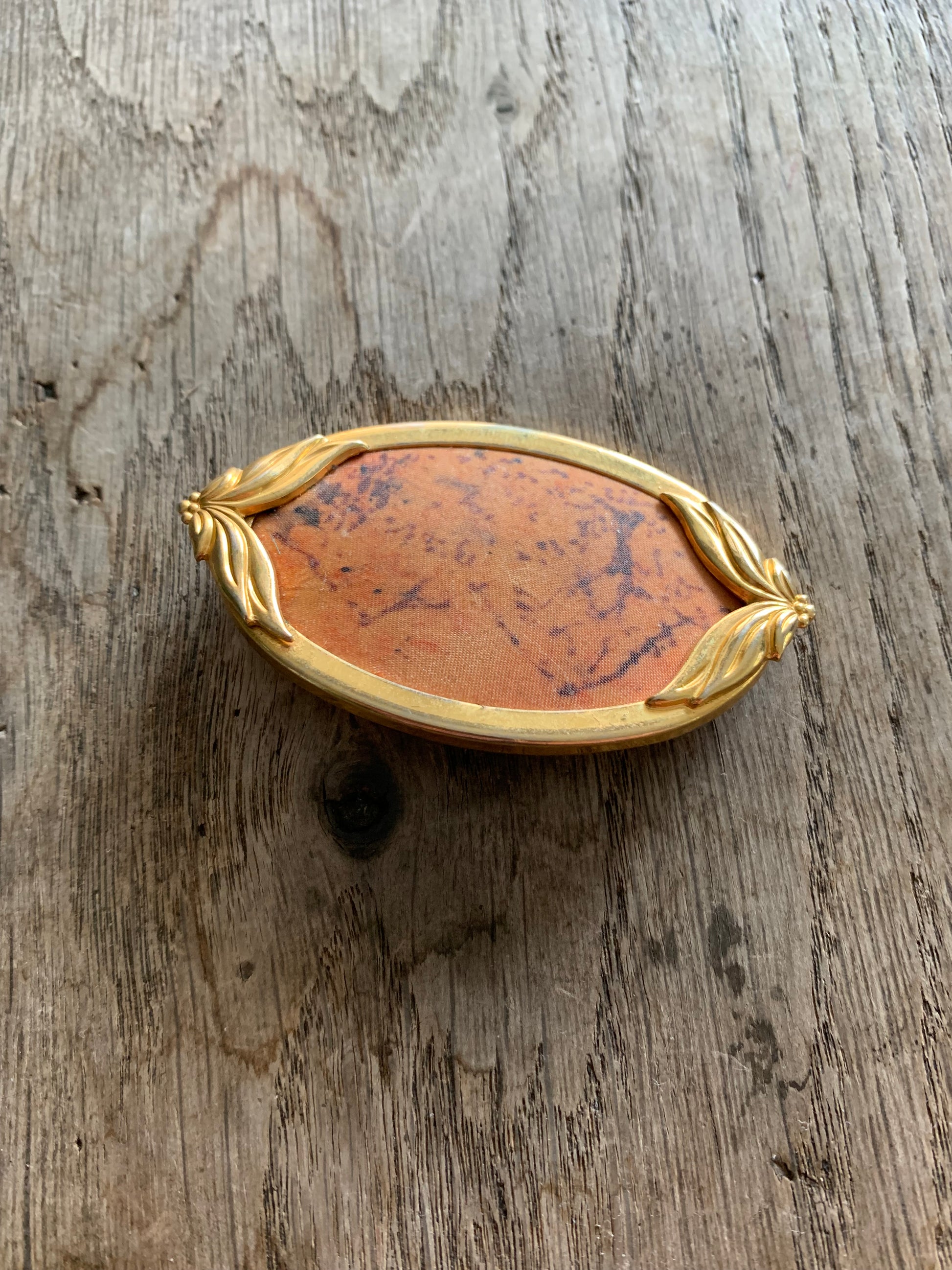 Broche vintage ovale métal doré et toile orangé la friperie vintage 25