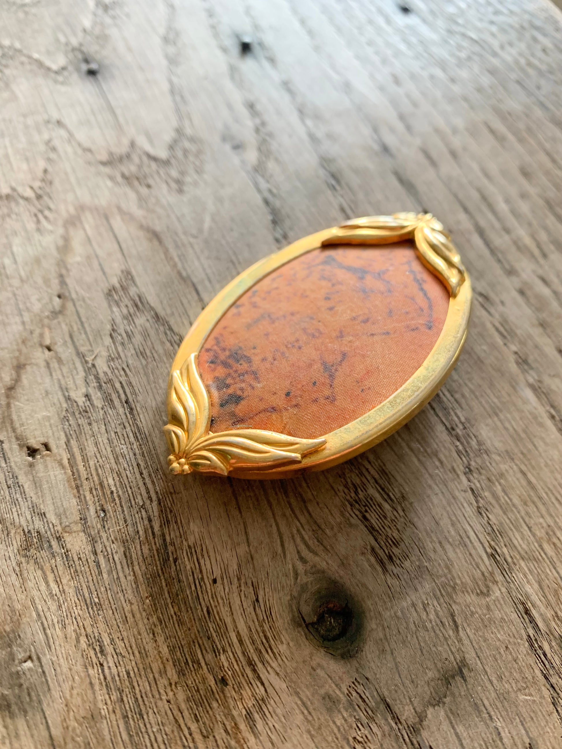 Broche vintage ovale métal doré et toile orangé la friperie vintage 25