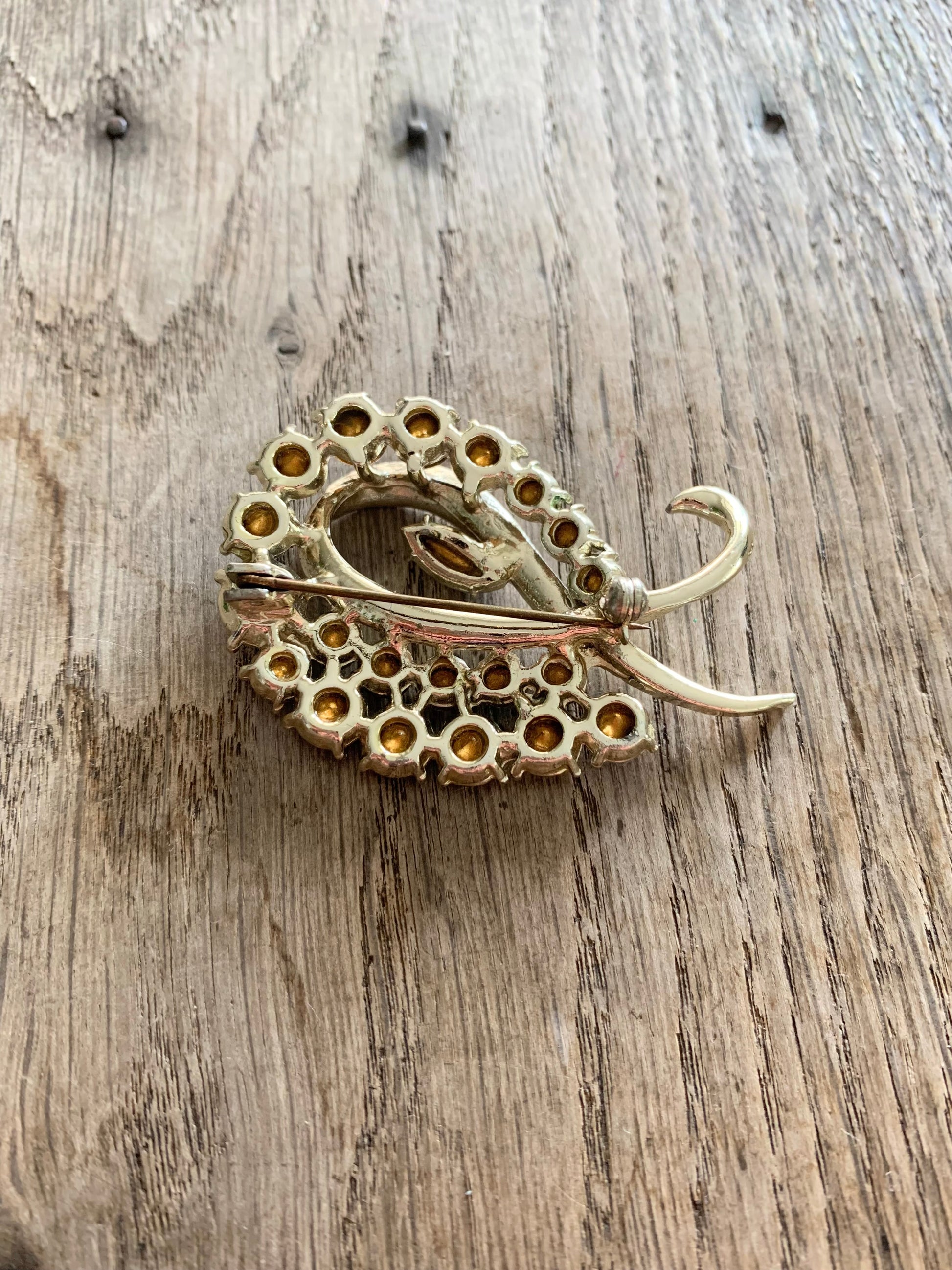 Broche vintage métal argenté orné strass marron orangé la friperie vintage 25