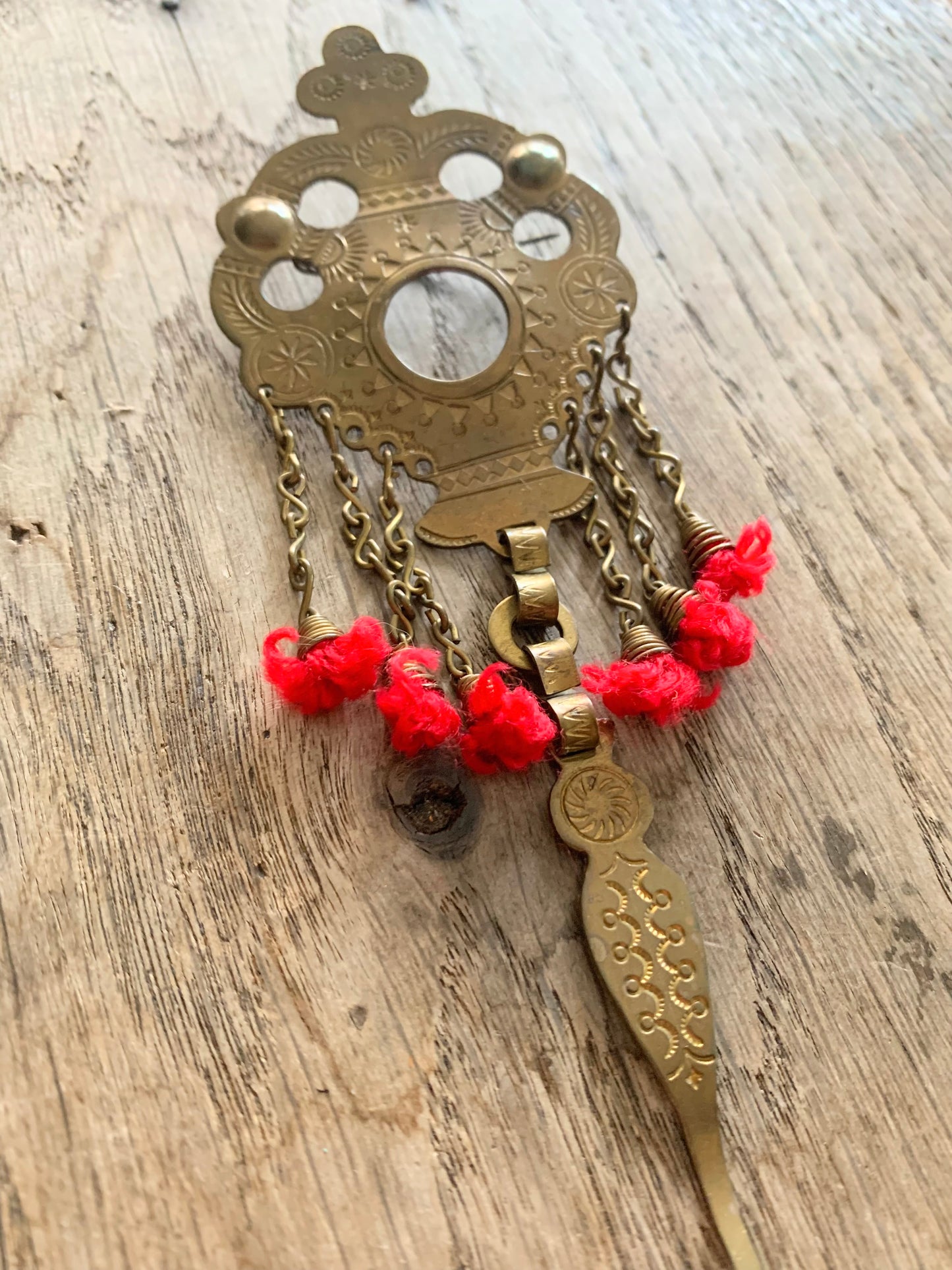 Broche vintage style ethnique couleur bronze à breloques la friperie vintage 25