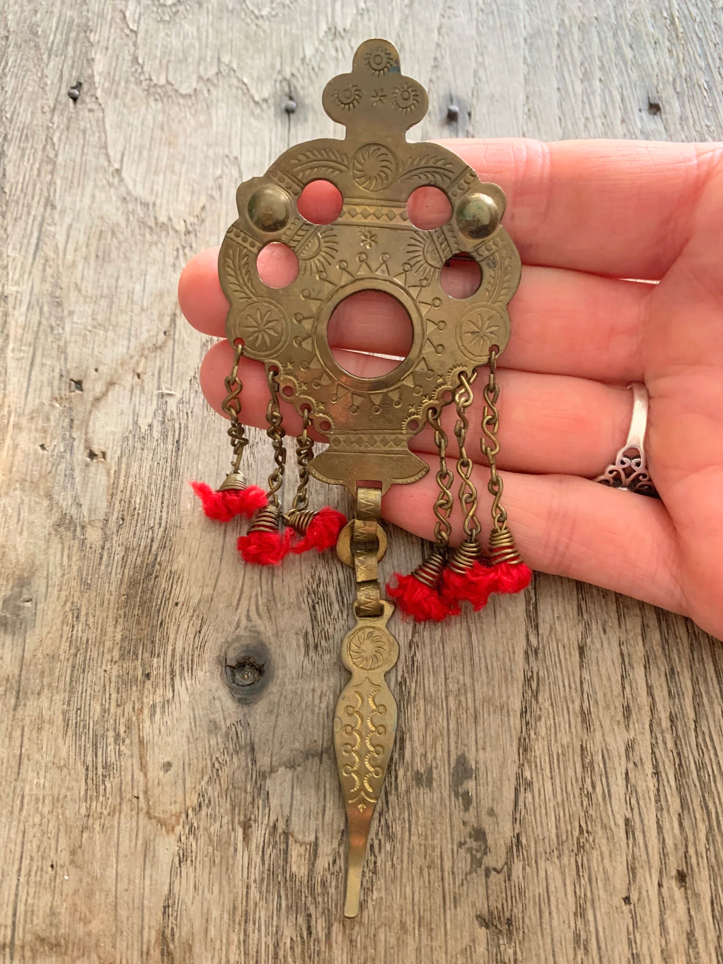 Broche vintage style ethnique couleur bronze à breloques la friperie vintage 25