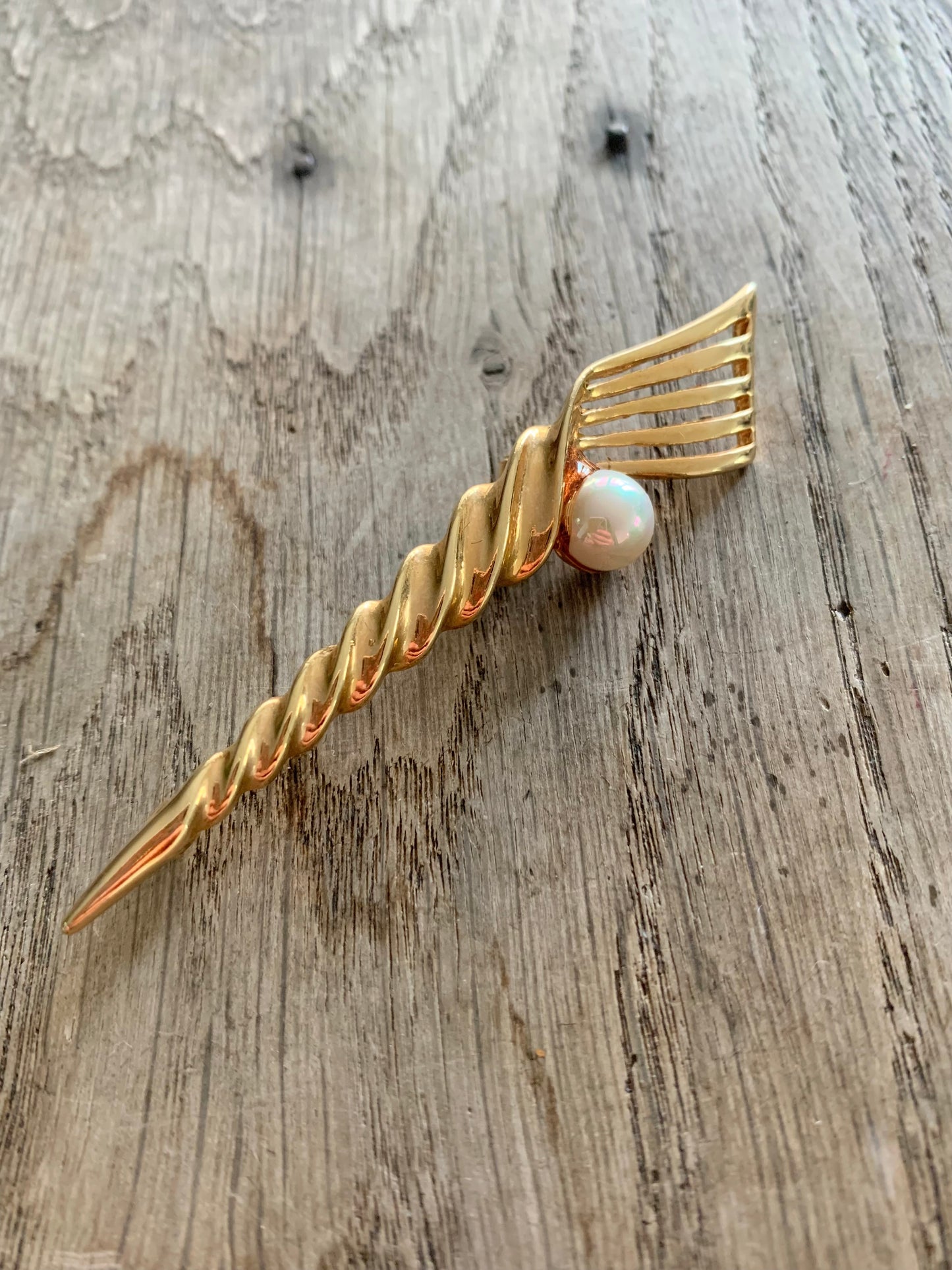 Broche vintage torsade métal doré ornée de perle nacrée la friperie vintage 25