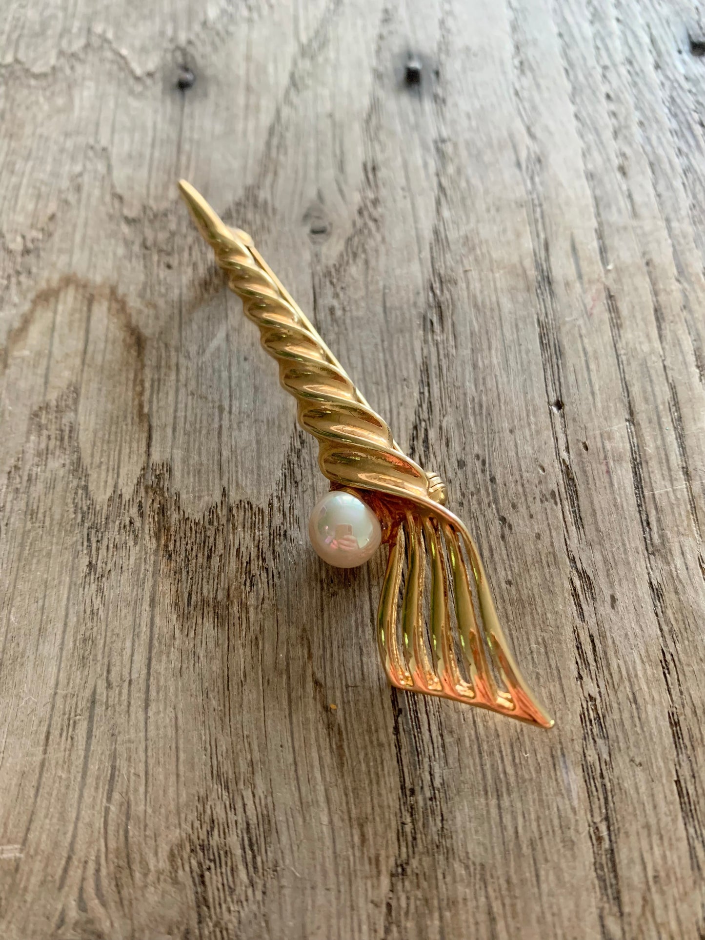 Broche vintage torsade métal doré ornée de perle nacrée la friperie vintage 25