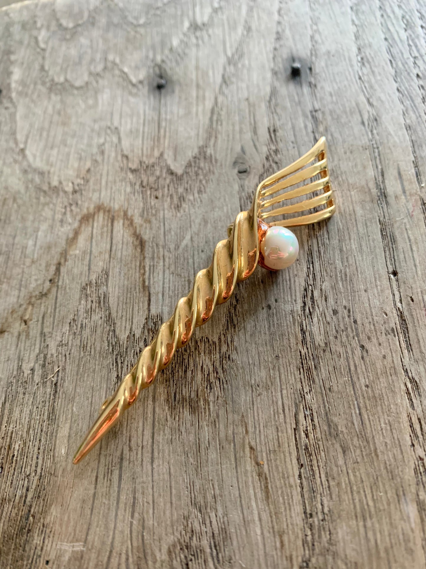 Broche vintage torsade métal doré ornée de perle nacrée la friperie vintage 25