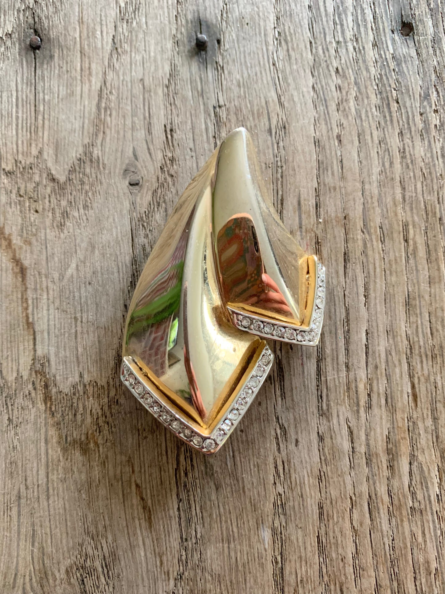 Broche vintage forme abstraite métal doré orné de strass
