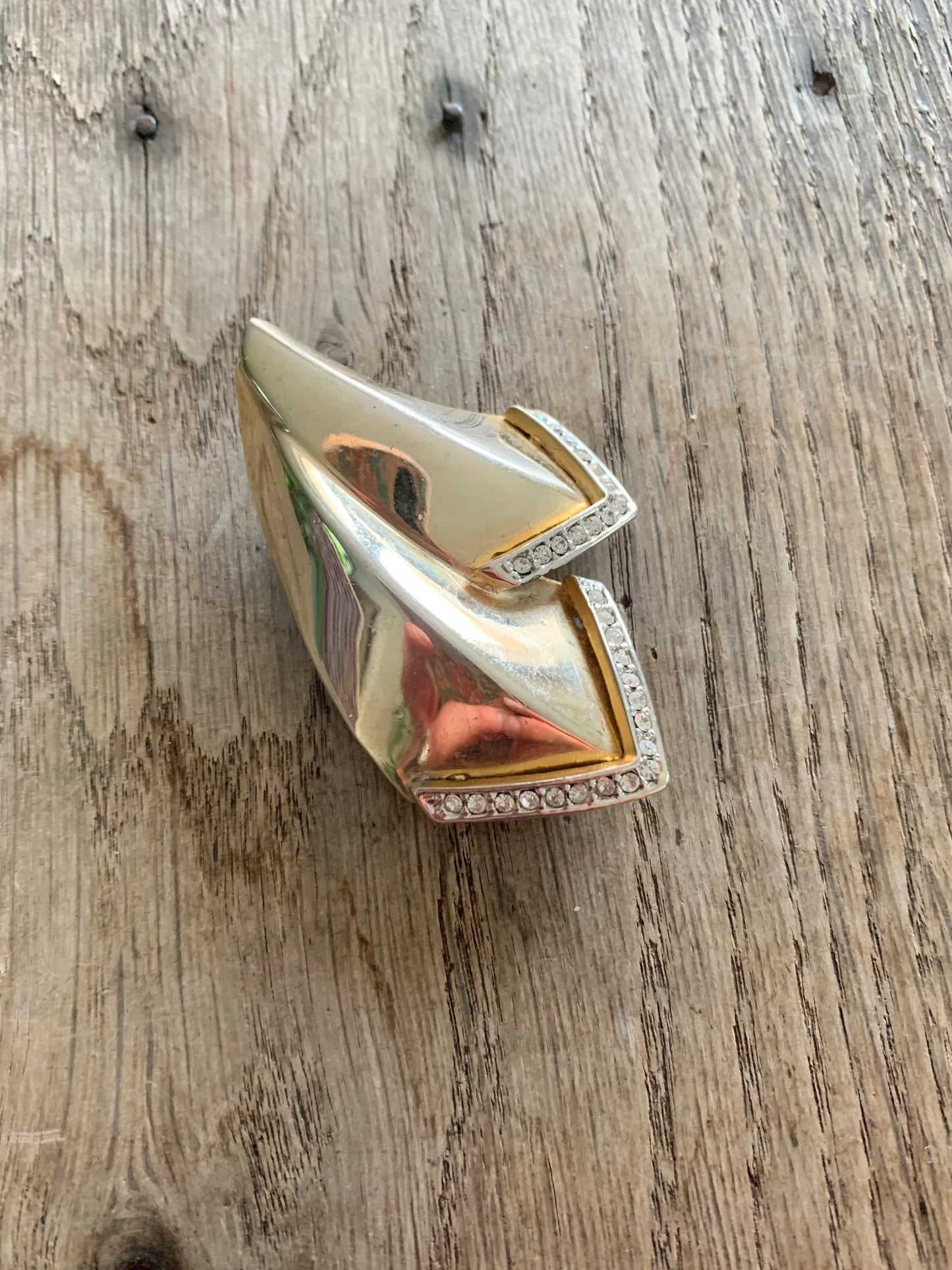 Broche vintage forme abstraite métal doré orné de strass