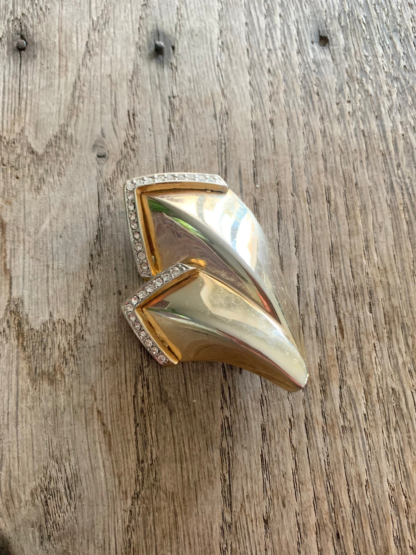 Broche vintage forme abstraite métal doré orné de strass