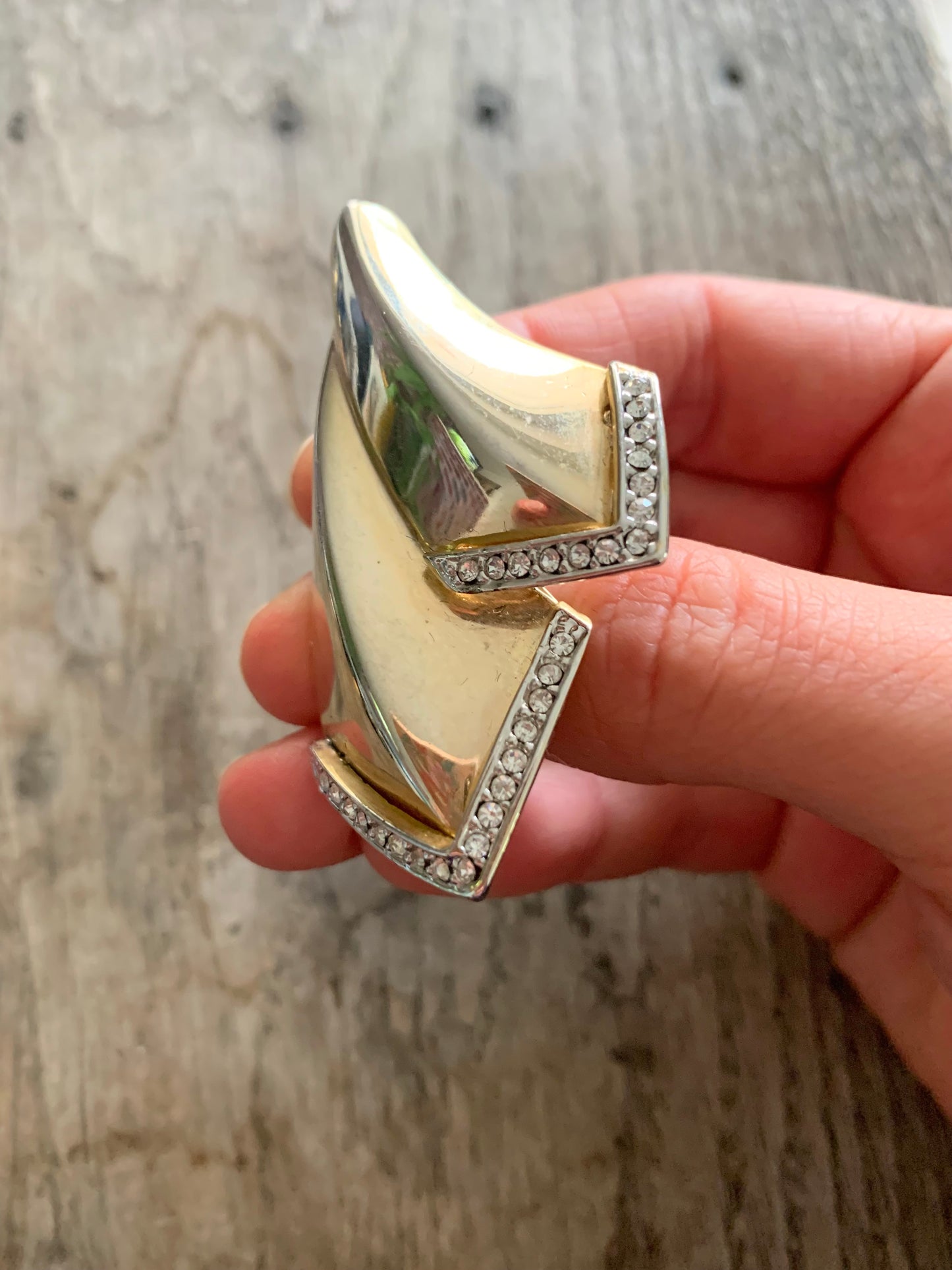 Broche vintage forme abstraite métal doré orné de strass