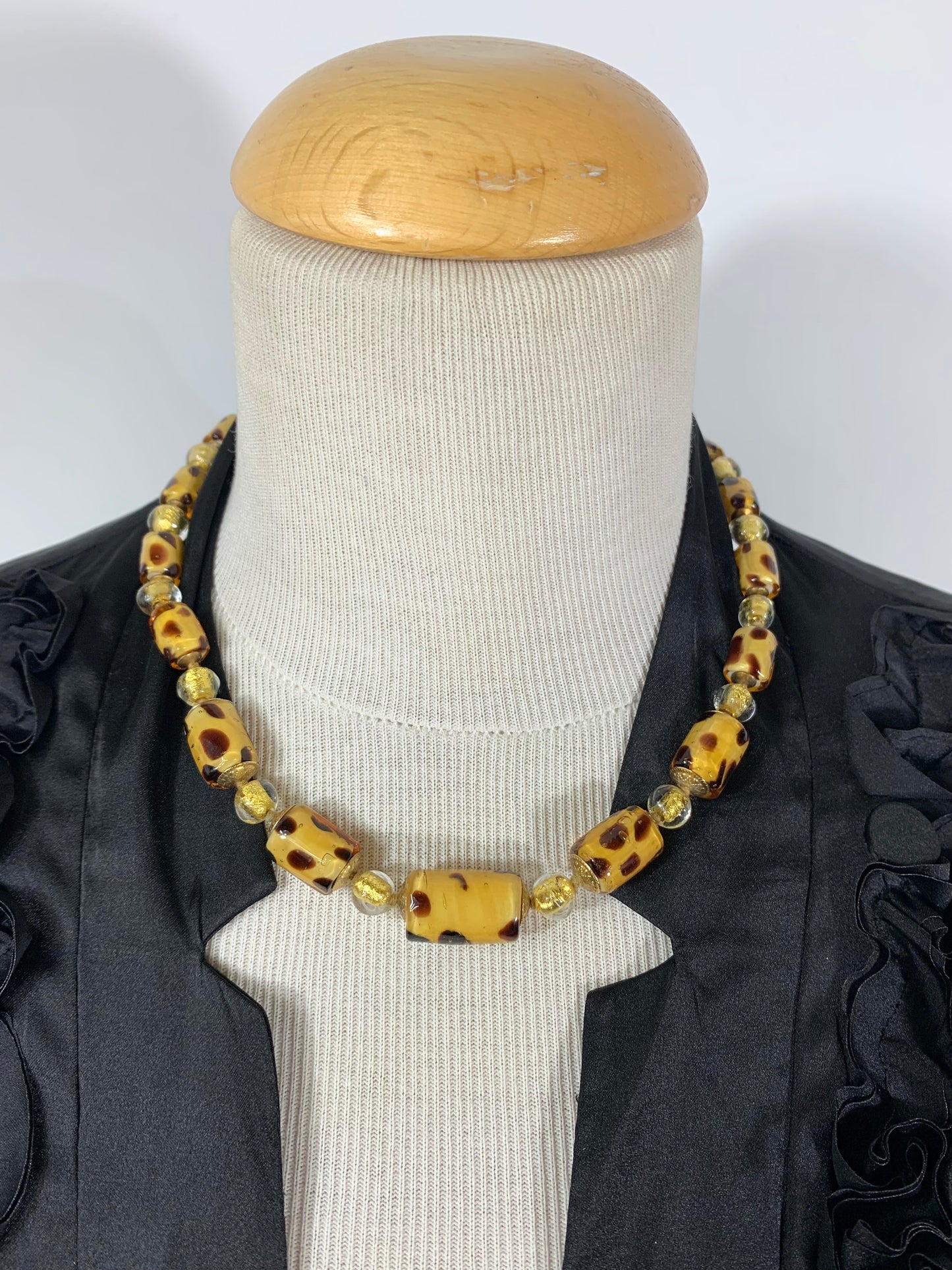 Collier vintage en perles de verre jaune or et léopéard la friperie vintage 25
