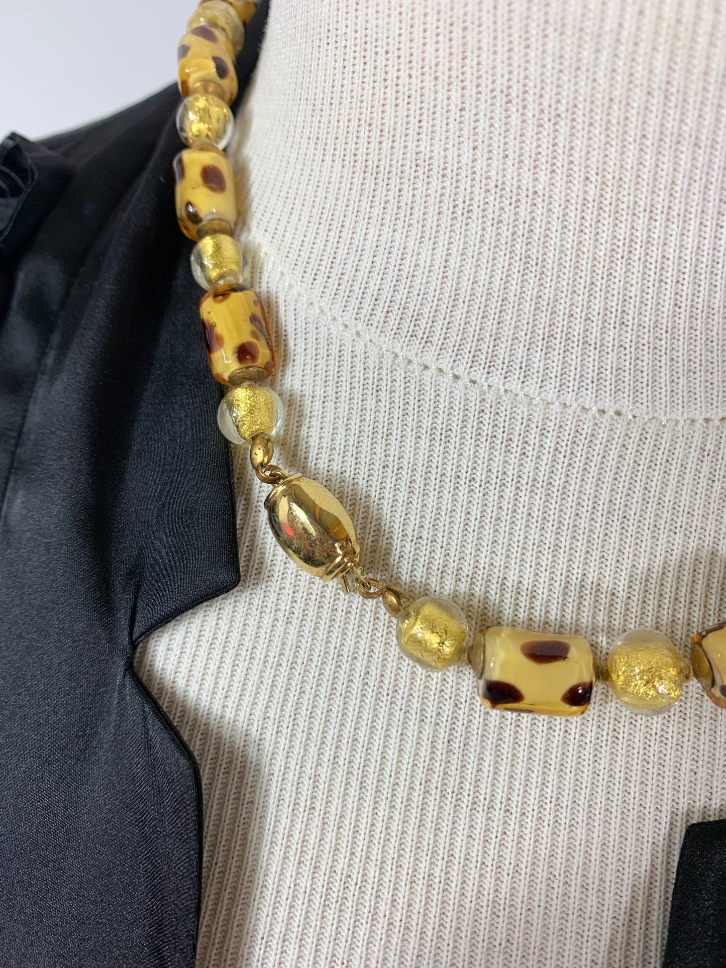 Collier vintage en perles de verre jaune or et léopéard la friperie vintage 25