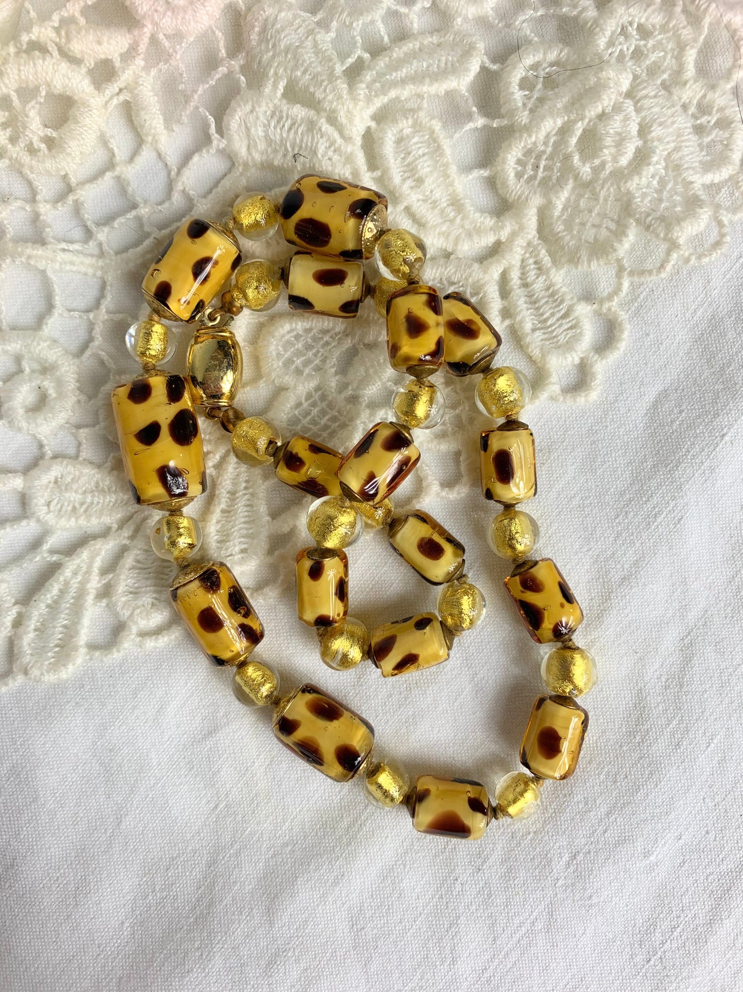 Collier vintage en perles de verre jaune or et léopéard la friperie vintage 25