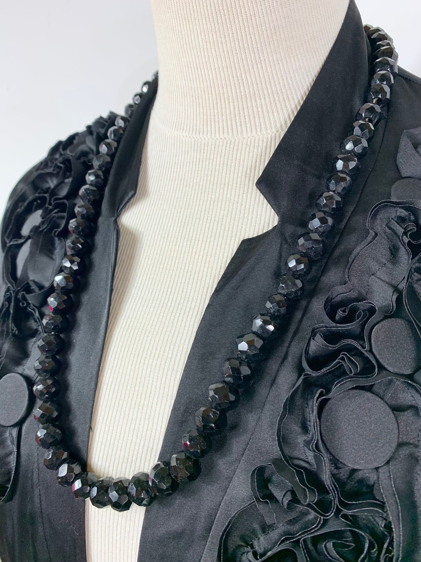 Collier sautoir ancien perles à facette noires en verre