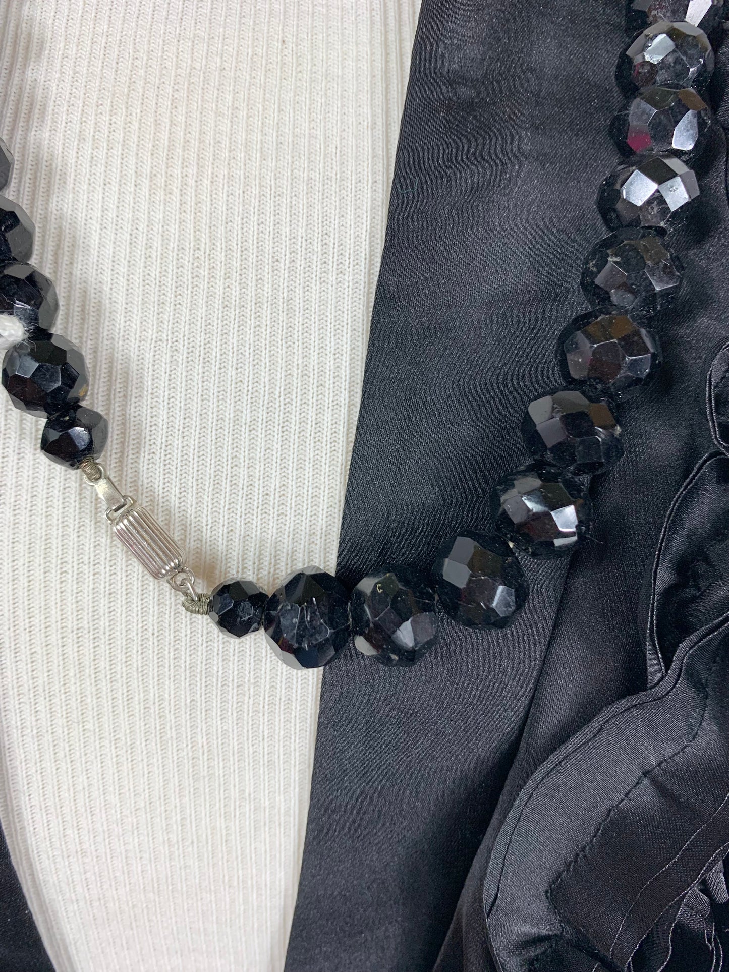 Collier sautoir ancien perles à facette noires en verre