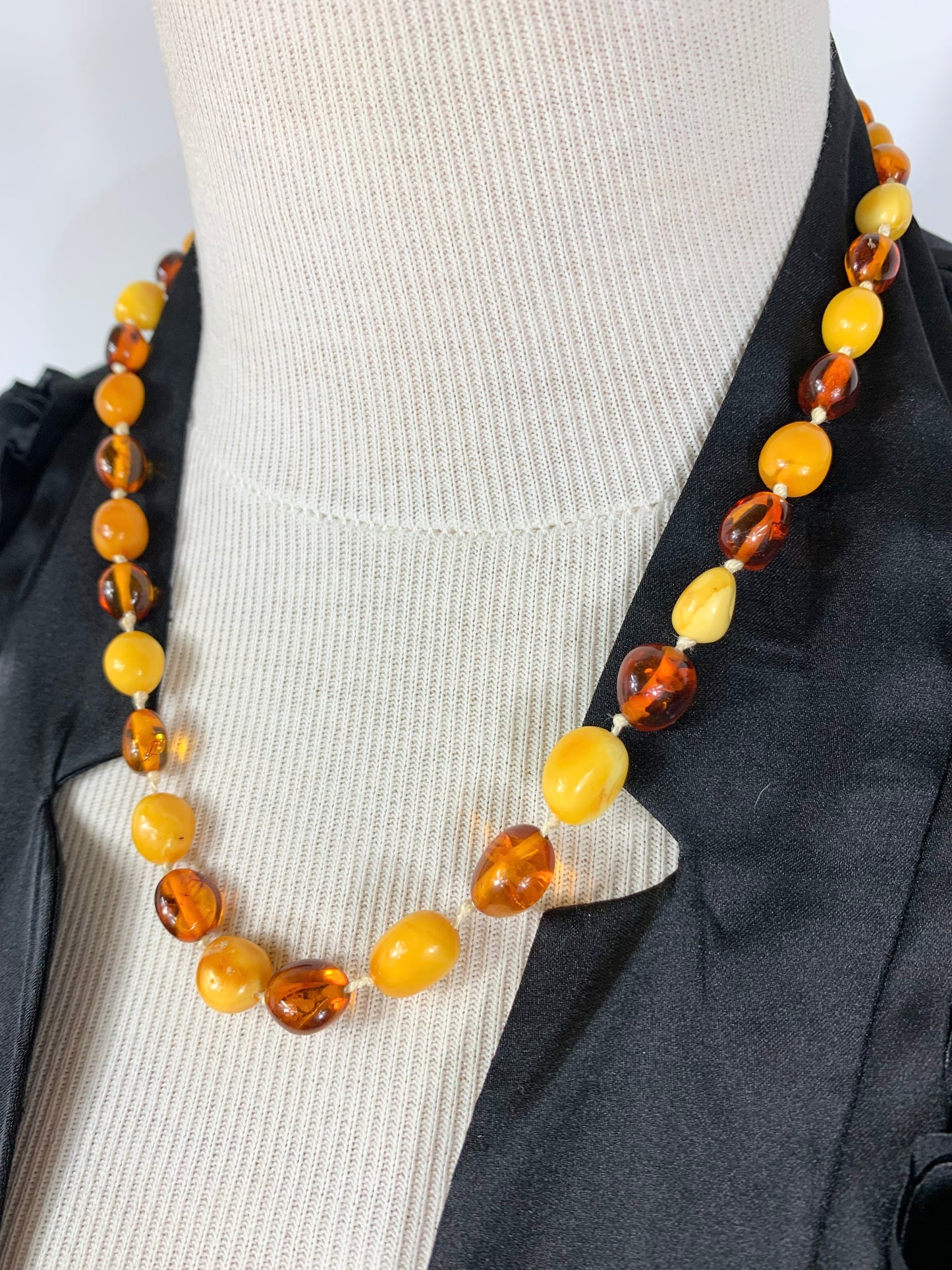 Collier ambre mi long couleurs nuancées