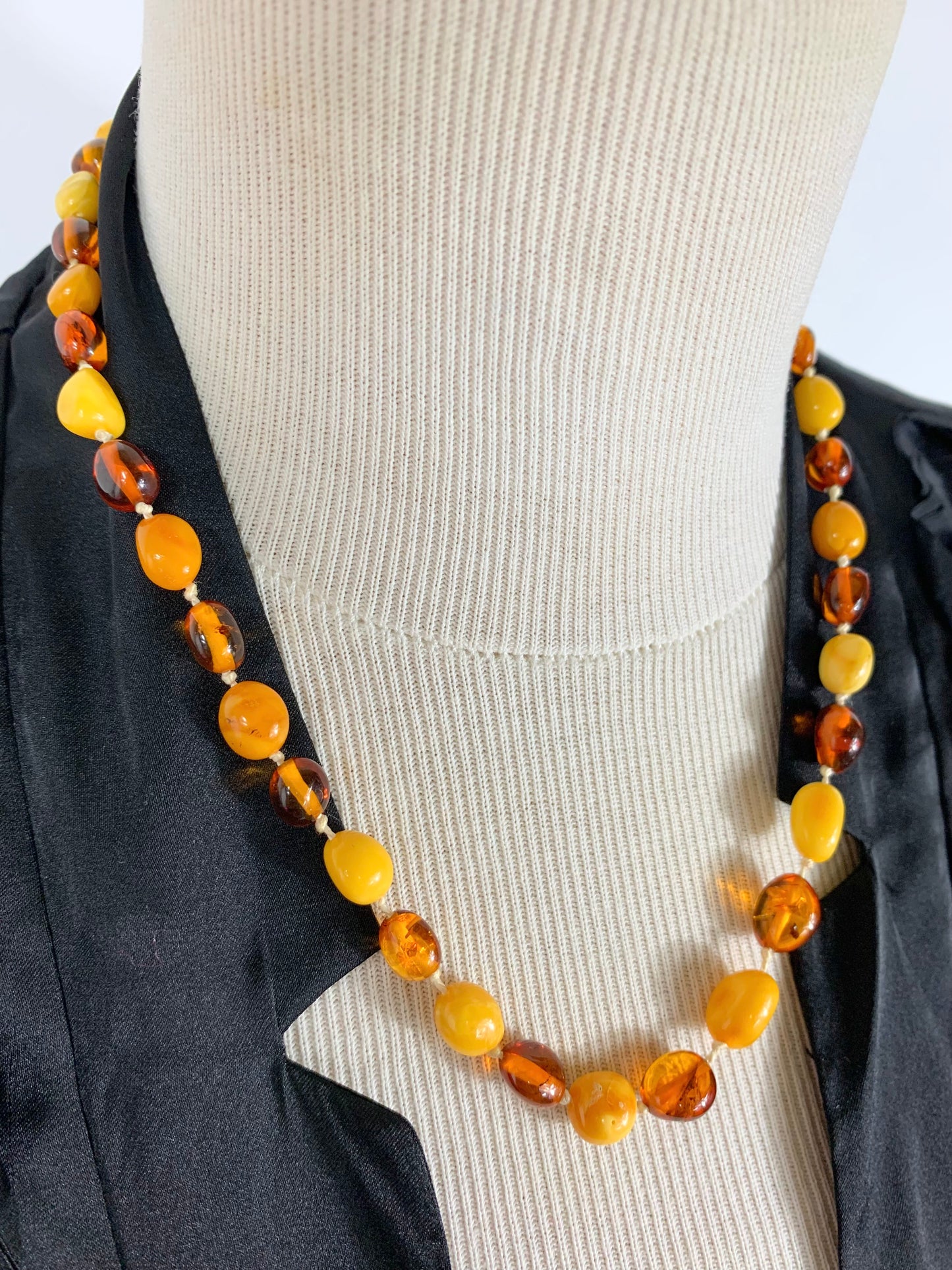 Collier ambre mi long couleurs nuancées