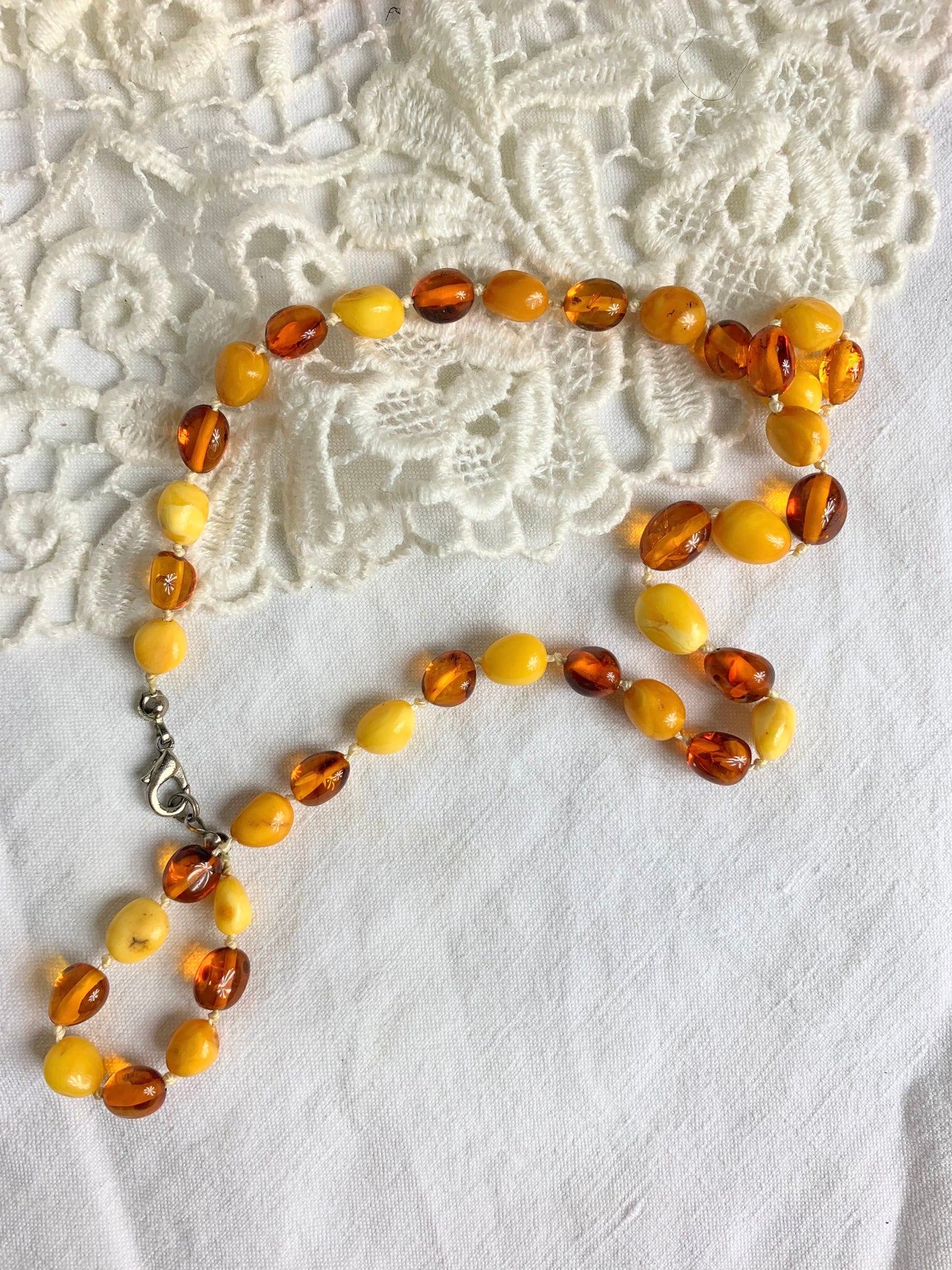 Collier ambre mi long couleurs nuancées