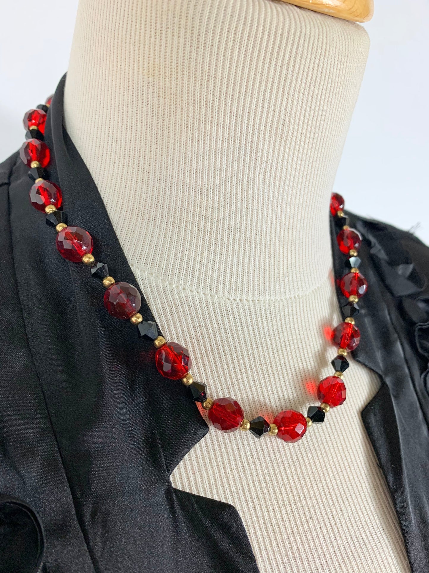 Collier vintage ancien perles en verre rouge et noir à facettes la friperie vintage 25