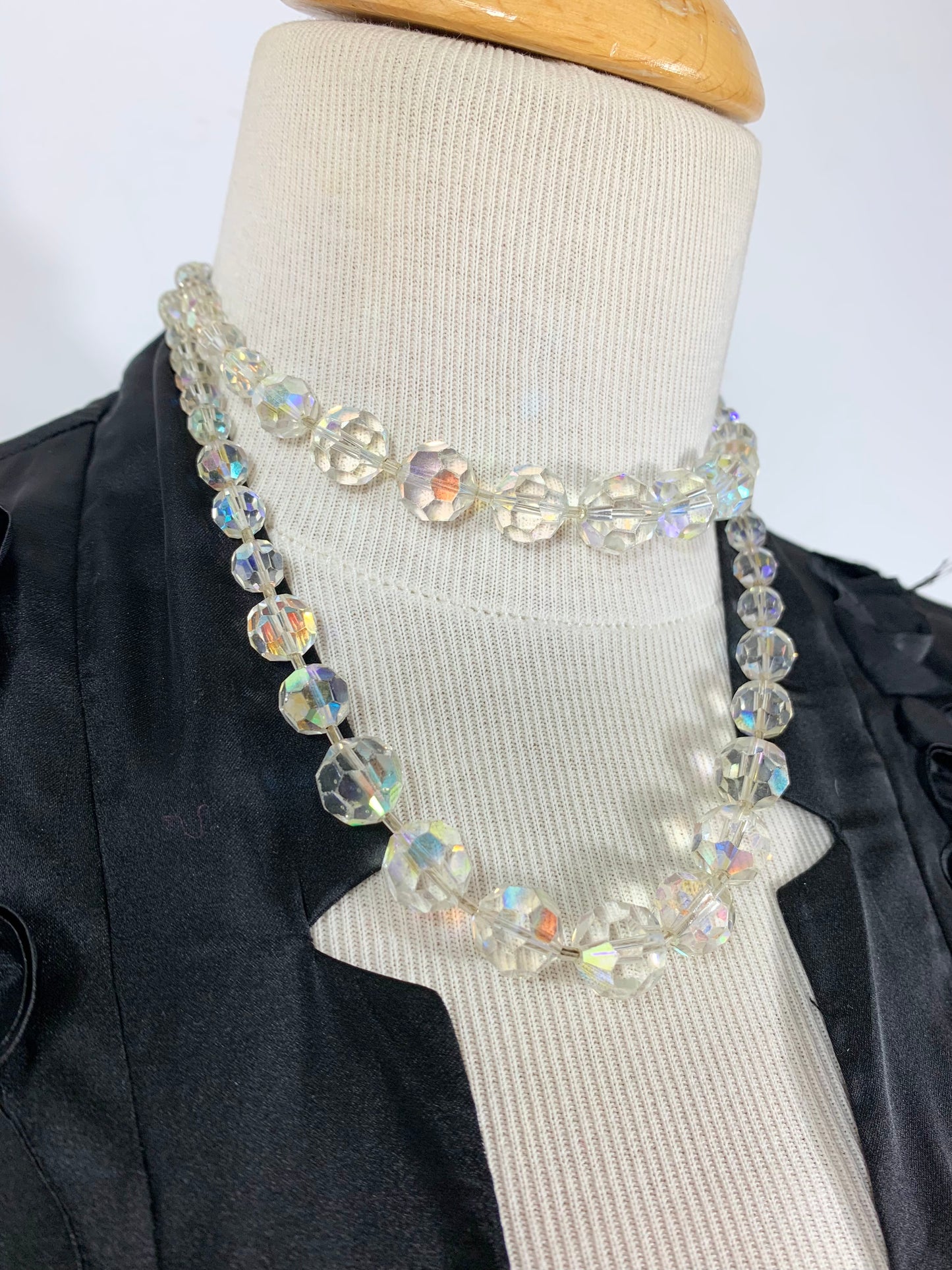 Collier vintage deux rangs perles en verre transparentes à reflets et facettes la friperie vintage 25