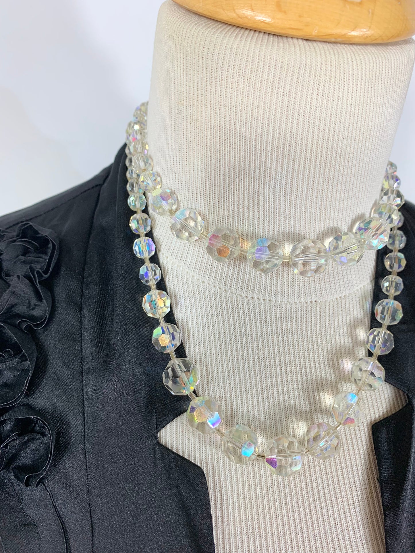 Collier vintage deux rangs perles en verre transparentes à reflets et facettes la friperie vintage 25
