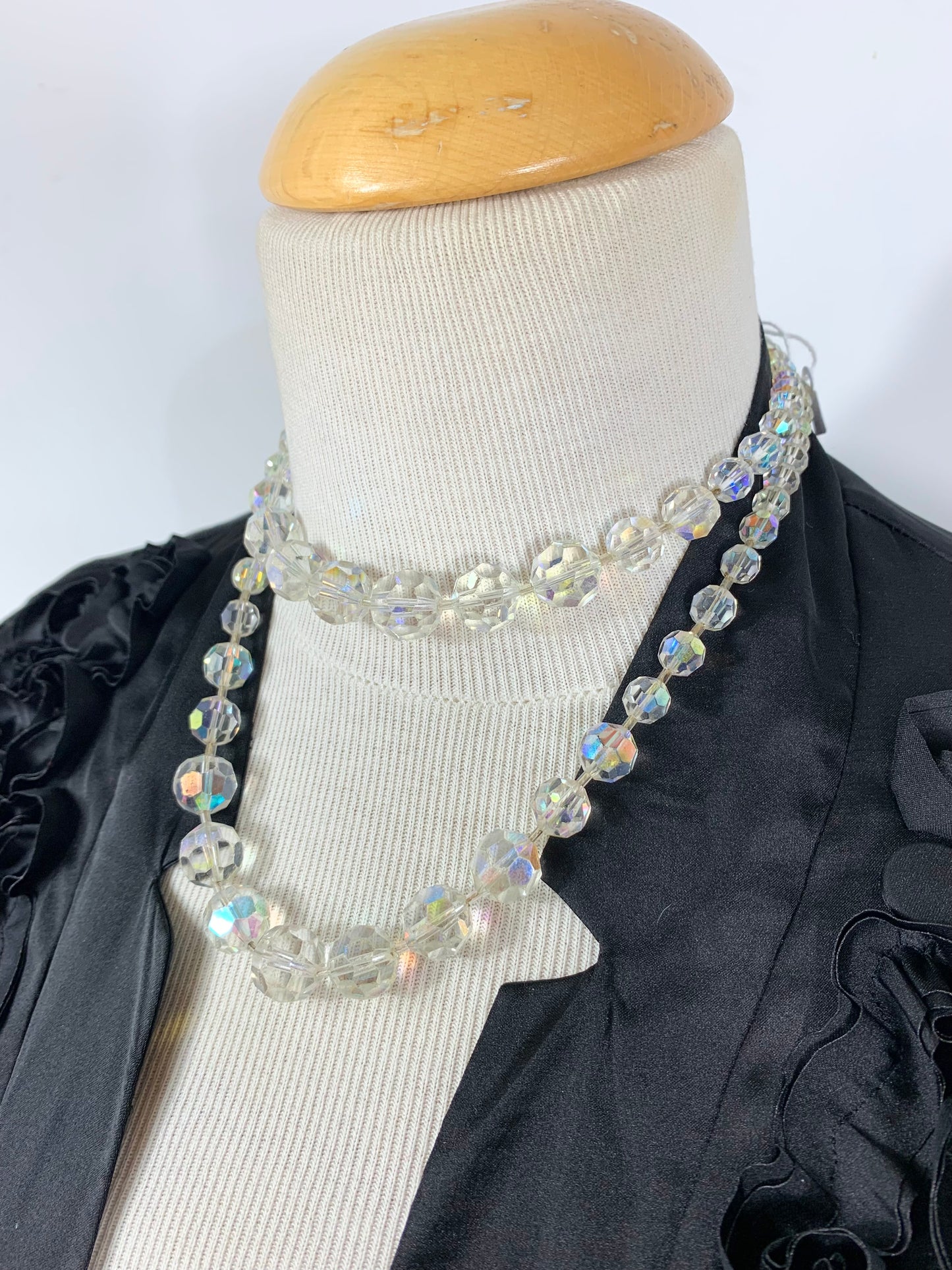 Collier vintage deux rangs perles en verre transparentes à reflets et facettes la friperie vintage 25